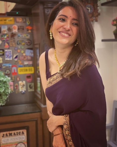 *তার পরেই দেশি পোশাক ছেড়ে বিদেশি পোশাকে ধরা দিয়েছেন আশা। এ বারেও রং সে-ই লাল, তবে ফিরনের বদলে তাঁর অঙ্গে উঠেছে জ্যাকেট! ছবি: ইনস্টাগ্রাম। *তার পরেই দেশি পোশাক ছেড়ে বিদেশি পোশাকে ধরা দিয়েছেন আশা। এ বারেও রং সে-ই লাল, তবে ফিরনের বদলে তাঁর অঙ্গে উঠেছে জ্যাকেট! ছবি: ইনস্টাগ্রাম।