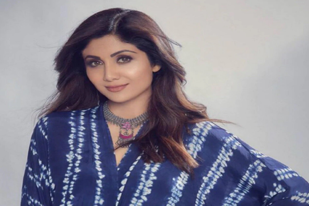 বলিউড অভিনেত্রী শিল্পা শেট্টি অন্যতম ফিট অভিনেত্রী ৷ তিনি বডি ফিটনেসের জন্য অত্যন্ত জনপ্রিয়ও বটে ৷ সাজগোজ সৌন্দর্য ইত্যাদি ক্ষেত্রেই শ্লপা সব সময়ে খবরের শিরোনামে থাকেন ৷ সূত্রের খবর শিল্পা শেট্টির সব থেকে দামি গয়না ২০ ক্যারাটের হিরের আংটি ছেলে বিয়ানকে দেবেন আরও স্পষ্ট করে বললে বলা যেতে পারে তাঁর ভুমাকে দিতে চান এই আংটি তিনি দেবেনই তখন যখন তাঁর ছেলে তাঁর থেকে দূরে থাকবে ৷ এক শর্তের বিনিময়ে এই আংটিটি তাঁর বউমাকে দেবেন ৷ শিল্পা স্বয়ং জানিয়েছেন সেই শর্তটি ৷ @theshilpashetty/Instagram. বলিউড অভিনেত্রী শিল্পা শেট্টি অন্যতম ফিট অভিনেত্রী ৷ তিনি বডি ফিটনেসের জন্য অত্যন্ত জনপ্রিয়ও বটে ৷ সাজগোজ সৌন্দর্য ইত্যাদি ক্ষেত্রেই শ্লপা সব সময়ে খবরের শিরোনামে থাকেন ৷ সূত্রের খবর শিল্পা শেট্টির সব থেকে দামি গয়না ২০ ক্যারাটের হিরের আংটি ছেলে বিয়ানকে দেবেন আরও স্পষ্ট করে বললে বলা যেতে পারে তাঁর ভুমাকে দিতে চান এই আংটি তিনি দেবেনই তখন যখন তাঁর ছেলে তাঁর থেকে দূরে থাকবে ৷ এক শর্তের বিনিময়ে এই আংটিটি তাঁর বউমাকে দেবেন ৷ শিল্পা স্বয়ং জানিয়েছেন সেই শর্তটি ৷ @theshilpashetty/Instagram.