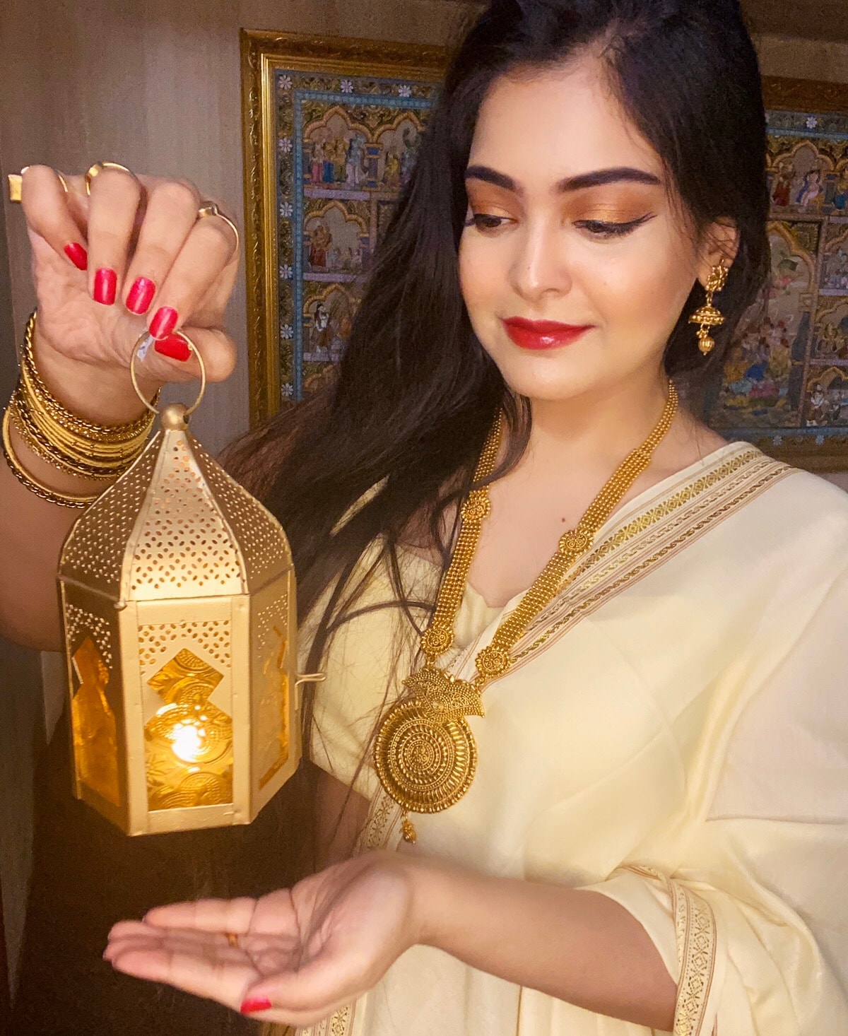 বাজি বিক্রি বন্ধ হলেও এমন অনেকেই রয়েছেন, যাদের কাছে আগের থেকেই বাজির স্টক ভালমতোই রয়েছে ৷ তাদের অনুরোধ, এ বছর বাজি পোড়ানো থেকে শত শত হাত দূরে থাকাই শ্রেয় ৷ ছোটদের মন খারাপ করলেও বাজির বদলে যতখুশি প্রদীপ জ্বালানোই যায় ৷ পাশাপাশি মুখে মাস্ক লাগিয়ে তার পরেই বাড়ির বাইরে বেরনো উচিত ৷ ভিড় এলাকা যতটা সম্ভব এড়িয়ে চলাই ভাল ৷ Photo: Shinjini Dutta বাজি বিক্রি বন্ধ হলেও এমন অনেকেই রয়েছেন, যাদের কাছে আগের থেকেই বাজির স্টক ভালমতোই রয়েছে ৷ তাদের অনুরোধ, এ বছর বাজি পোড়ানো থেকে শত শত হাত দূরে থাকাই শ্রেয় ৷ ছোটদের মন খারাপ করলেও বাজির বদলে যতখুশি প্রদীপ জ্বালানোই যায় ৷ পাশাপাশি মুখে মাস্ক লাগিয়ে তার পরেই বাড়ির বাইরে বেরনো উচিত ৷ ভিড় এলাকা যতটা সম্ভব এড়িয়ে চলাই ভাল ৷ Photo: Shinjini Dutta
