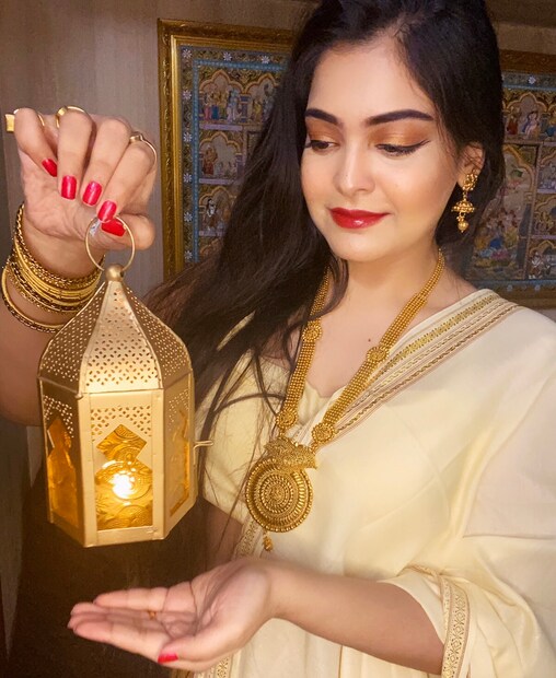 বাজি বিক্রি বন্ধ হলেও এমন অনেকেই রয়েছেন, যাদের কাছে আগের থেকেই বাজির স্টক ভালমতোই রয়েছে ৷ তাদের অনুরোধ, এ বছর বাজি পোড়ানো থেকে শত শত হাত দূরে থাকাই শ্রেয় ৷ ছোটদের মন খারাপ করলেও বাজির বদলে যতখুশি প্রদীপ জ্বালানোই যায় ৷ পাশাপাশি মুখে মাস্ক লাগিয়ে তার পরেই বাড়ির বাইরে বেরনো উচিত ৷ ভিড় এলাকা যতটা সম্ভব এড়িয়ে চলাই ভাল ৷ Photo: Shinjini Dutta
