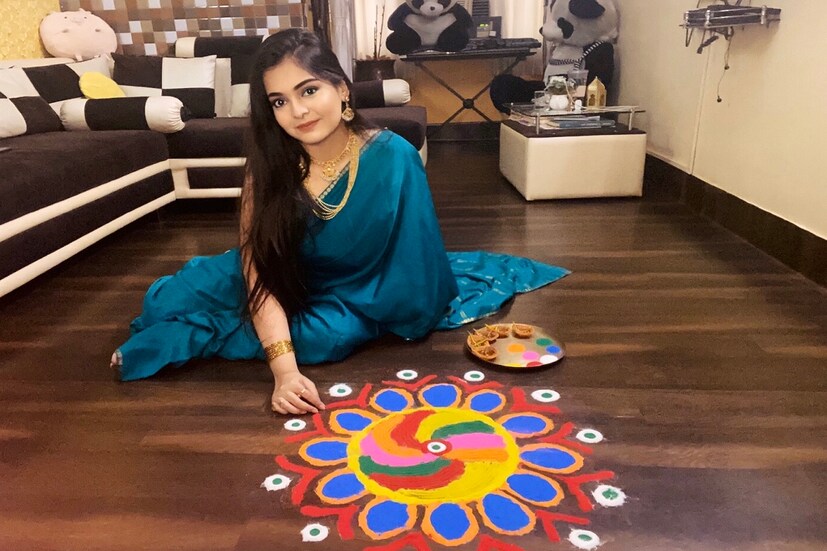 দীপাবলি মানে আলোর উৎসব। মনের অন্ধকারকে দূরে সরিয়ে রেখে শুভ শক্তির আরাধনা করা হয় এই সময়। পরিবারের সদস্যদের সঙ্গে নিয়ে আট থেকে আশি সবাই আনন্দে মাতেন এই দিন। বাজি পোড়ানো থেকে মোমবাতি বা প্রদীপ জ্বালিয়ে খুশির উৎসব পালন করেন সকলে। কিন্তু এই বছর করোনা কাঁটায় সবই মাটি। পরিস্থিতি আরও খারাপ যাতে না হয়, তার জন্য এ বছর বার বার বাজি পোড়াতে নিষেধ করছেন চিকিৎসকরা। Photo: Shinjini Dutta