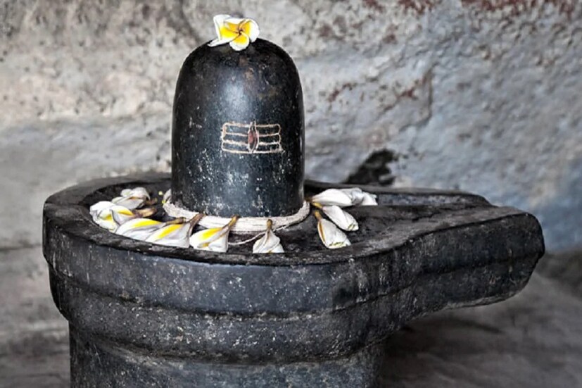 মিথুন (Gemini): মে ২১ থেকে জুন ২০। এই রাশির অধিপতি মধ্যপ্রদেশের উজ্জয়িনীর মহাকালেশ্বর জ্যোতির্লিঙ্গ। তাই যাঁরা তীর্থে যেতে পারছেন না, তাঁদের মহাকালেশ্বরকে স্মরণ করে ওম নমঃ ভগবতে রুদ্রায় মন্ত্রে উপাসনা করা উচিৎ। পাশাপাশি, শিবলিঙ্গকে গঙ্গাজলে অভিষেক করাতে হবে।