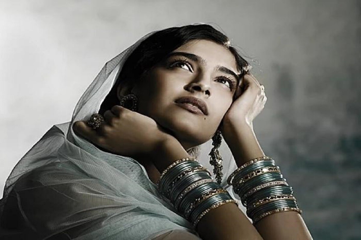 বলিউডে ১৩ বছর কাটিয়ে ফেললেন সোনম কাপুর। সোনম কাপুর ও রনবির কাপুরের প্রথম ছবি সাওরিয়া। এই ছবিতেই এই দুই জুটিকে প্রথম দেখেছিল দর্শক। photo source collected বলিউডে ১৩ বছর কাটিয়ে ফেললেন সোনম কাপুর। সোনম কাপুর ও রনবির কাপুরের প্রথম ছবি সাওরিয়া। এই ছবিতেই এই দুই জুটিকে প্রথম দেখেছিল দর্শক। photo source collected