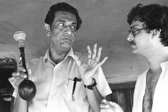 শুধু তো চলচ্চিত্র আর সাহিত্যের গণ্ডিতে আটকে থাকেননি তিনি! সত্যজিতের ক্যালিগ্রাফির কাজ। তাঁর আঁকা, ছবি, প্রচ্ছদ। চমকে দিয়েছে আন্তর্জাতিক মহলের তাবড় রসিক ও সমালোচকদের। রবীন্দ্র পরবর্তী যুগের সেরা বাঙালি প্রতিভা যে তিনিই সে বিষয়ে বোধহয় সন্দেহের অবকাশ নেই কোনও। অস্কার, বার্লিনের ভল্লুক, ভেনিসের সিংহ দিয়ে যার হদিশ মেলে না। তাঁকে ছোঁয়ার মতো দীর্ঘ মানুষ এই মুহূর্তে সারা পৃথিবীতে আছে কিনা সন্দেহ!