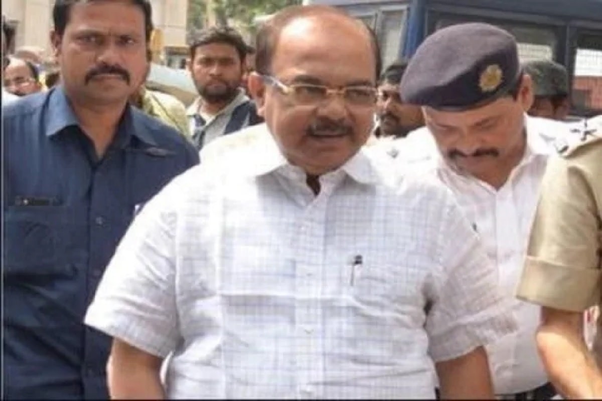 মুখ্যমন্ত্রীর বাড়িতে ভাইফোঁটায় কারা কারা ডাক পেলেন, তা নিয়ে রাজনৈতিক মহল এবং সংবাদমাধ্যমেরও যথেষ্ট কৌতূহল থাকে৷ দল ছাড়ার পরেও গত বছর ভাইফোঁটা নিতে মমতা বন্দ্যোপাধ্যায়ের বাড়িতে গিয়েছিলেন শোভন চট্টোপাধ্যায়৷ কিন্তু স্বাস্থ্য় বিধি মানতে রাজ্যের প্রশাসনিক প্রধান হিসেবে নিজের বাড়ির অনুষ্ঠান বাতিল করে রাজ্যবাসীর সামনে উদাহরণ সৃষ্টি করলেন মুখ্যমন্ত্রী৷PHOTO- FILE মুখ্যমন্ত্রীর বাড়িতে ভাইফোঁটায় কারা কারা ডাক পেলেন, তা নিয়ে রাজনৈতিক মহল এবং সংবাদমাধ্যমেরও যথেষ্ট কৌতূহল থাকে৷ দল ছাড়ার পরেও গত বছর ভাইফোঁটা নিতে মমতা বন্দ্যোপাধ্যায়ের বাড়িতে গিয়েছিলেন শোভন চট্টোপাধ্যায়৷ কিন্তু স্বাস্থ্য় বিধি মানতে রাজ্যের প্রশাসনিক প্রধান হিসেবে নিজের বাড়ির অনুষ্ঠান বাতিল করে রাজ্যবাসীর সামনে উদাহরণ সৃষ্টি করলেন মুখ্যমন্ত্রী৷PHOTO- FILE