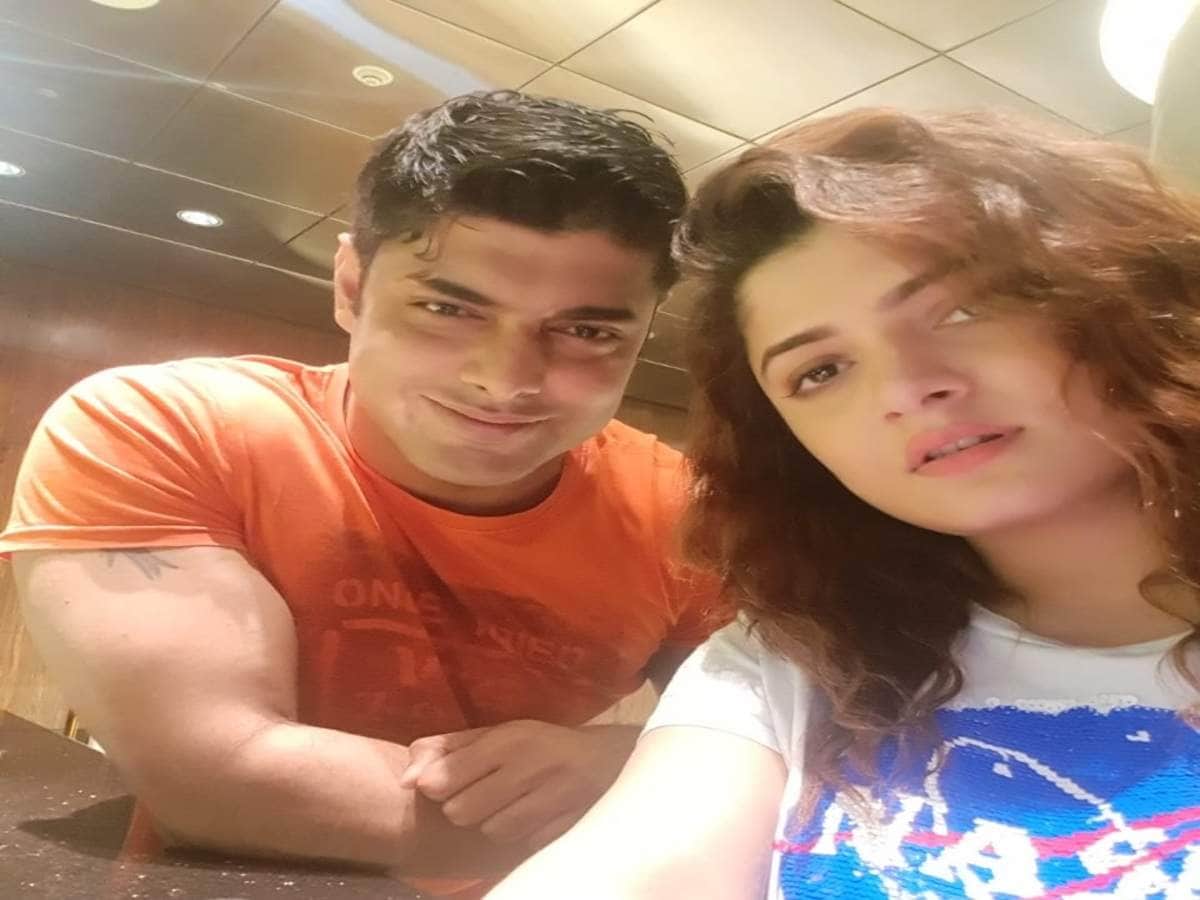 শ্রাবন্তীর স্বামী রোশন জানিয়েছেন, ‘দশমীর প্রায় ১০ দিন আগে থেকেই আমি আর শ্রাবন্তী আলাদা থাকছি ৷’ তবে এই আলাদা থাকার কারণ স্পষ্টভাবে জানাননি রোশন ৷ শুধু জানিয়েছেন, গোটা পুজোটাই তাঁর থেকে আলাদা ছিলেন শ্রাবন্তী ৷ সদ্য এক বছরে পা দিয়েছে শ্রাবন্তী ও রোশনের বিয়ে৷ বড় করে বিবাহবার্ষিকী করার প্ল্যানও ছিল তাঁদের ৷ তবে করোনার কারণে, তা স্থগিত হয়ে যায় ৷ তবে শ্রাবন্তী ও রোশনের জন্মদিনে একই দিনে হওয়ায় জন্মদিনটা বড় করেই সেলিব্রেট করেন তাঁরা ৷ এমনকী, কিছুদিন আগে রোশনের নতুন জিমের উদ্বোধনেও শ্রাবন্তী হাজির ছিলেন ৷ তাহলে হঠাৎ এমন কী হলো, যার জন্য এরকম আলাদা থাকার সিদ্ধান্ত? শ্রাবন্তীর স্বামী রোশন জানিয়েছেন, ‘দশমীর প্রায় ১০ দিন আগে থেকেই আমি আর শ্রাবন্তী আলাদা থাকছি ৷’ তবে এই আলাদা থাকার কারণ স্পষ্টভাবে জানাননি রোশন ৷ শুধু জানিয়েছেন, গোটা পুজোটাই তাঁর থেকে আলাদা ছিলেন শ্রাবন্তী ৷ সদ্য এক বছরে পা দিয়েছে শ্রাবন্তী ও রোশনের বিয়ে৷ বড় করে বিবাহবার্ষিকী করার প্ল্যানও ছিল তাঁদের ৷ তবে করোনার কারণে, তা স্থগিত হয়ে যায় ৷ তবে শ্রাবন্তী ও রোশনের জন্মদিনে একই দিনে হওয়ায় জন্মদিনটা বড় করেই সেলিব্রেট করেন তাঁরা ৷ এমনকী, কিছুদিন আগে রোশনের নতুন জিমের উদ্বোধনেও শ্রাবন্তী হাজির ছিলেন ৷ তাহলে হঠাৎ এমন কী হলো, যার জন্য এরকম আলাদা থাকার সিদ্ধান্ত?