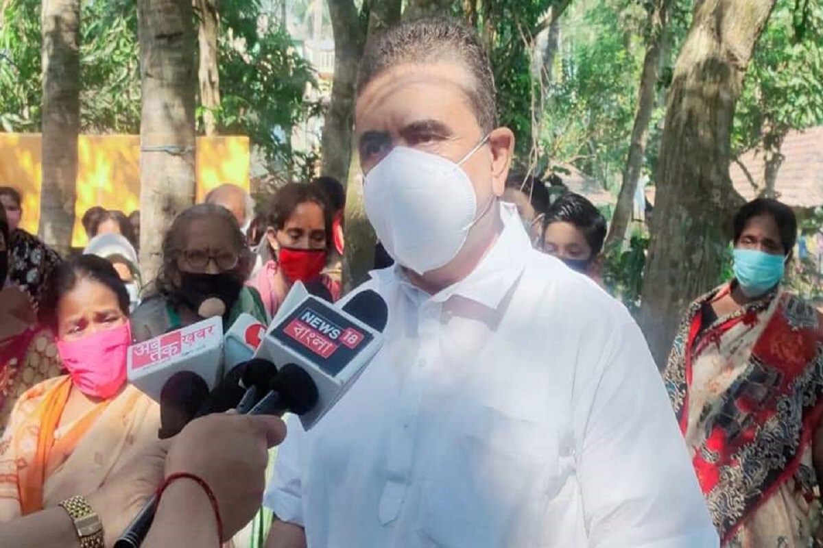 শুক্রবার পদত্যাগ করেছেন। চিঠি গিয়েছে মুখ্যমন্ত্রীর দফতরে। কিন্তু একটি বারের জন্যও মুখ খোলেননি শুভেন্দু অধিকারী। গত কয়েক সপ্তাহে একের পর এক সভা করেছেন। মিছিল করেছেন। তবে রাজনীতি নিয়ে একটা বাক্যও কোথাও খরচ করেননি। যাকে নিয়ে এত জল্পনা সেই শুভেন্দু যেমন তাঁর দল, দলনেত্রীর কথা বলেলনি, তেমনই কিচ্ছু বলেননি তাঁর রাজনৈতিক পরিকল্পনা নিয়ে। শুক্রবার পদত্যাগ করেছেন। চিঠি গিয়েছে মুখ্যমন্ত্রীর দফতরে। কিন্তু একটি বারের জন্যও মুখ খোলেননি শুভেন্দু অধিকারী। গত কয়েক সপ্তাহে একের পর এক সভা করেছেন। মিছিল করেছেন। তবে রাজনীতি নিয়ে একটা বাক্যও কোথাও খরচ করেননি। যাকে নিয়ে এত জল্পনা সেই শুভেন্দু যেমন তাঁর দল, দলনেত্রীর কথা বলেলনি, তেমনই কিচ্ছু বলেননি তাঁর রাজনৈতিক পরিকল্পনা নিয়ে।