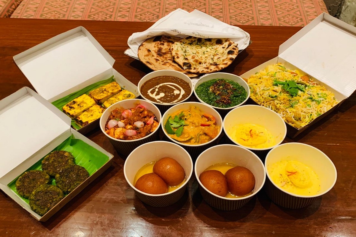 ভোজন রসিক বাঙালি, উৎসবে আর কিছু হোক না হোক কবজি ডুবিয়ে পেটপুজো চাই। দিওয়ালি, দীপাবলি বা কালি পুজো যাই বলি, সকলে মিলে হই হুল্লোড় বা পার্টি করা, এই বছর সম্ভব নয়। করোনার জন্য এবারটা বাদ। কিন্তু জমিয়ে রসনা তৃপ্তি করতে আপত্তি কোথায়? স্পেশ্যাল দিনগুলোতে নিশ্চয়ই হেঁসেলে খুন্তি নাড়তে আর ইচ্ছে করছে না। বাইরে খাওয়া যেতেই পারে। হাইজিন বজায় রেখেছে এমন রেস্তোরাঁয়, পাড়ি দিতে পারেন। না হলে তো অবশ্যই রয়েছে হোম ডেলিভারি অপশন। তেমন জায়গার সন্ধান নিয়ে হাজির News18 Bangla। ভোজন রসিক বাঙালি, উৎসবে আর কিছু হোক না হোক কবজি ডুবিয়ে পেটপুজো চাই। দিওয়ালি, দীপাবলি বা কালি পুজো যাই বলি, সকলে মিলে হই হুল্লোড় বা পার্টি করা, এই বছর সম্ভব নয়। করোনার জন্য এবারটা বাদ। কিন্তু জমিয়ে রসনা তৃপ্তি করতে আপত্তি কোথায়? স্পেশ্যাল দিনগুলোতে নিশ্চয়ই হেঁসেলে খুন্তি নাড়তে আর ইচ্ছে করছে না। বাইরে খাওয়া যেতেই পারে। হাইজিন বজায় রেখেছে এমন রেস্তোরাঁয়, পাড়ি দিতে পারেন। না হলে তো অবশ্যই রয়েছে হোম ডেলিভারি অপশন। তেমন জায়গার সন্ধান নিয়ে হাজির News18 Bangla।