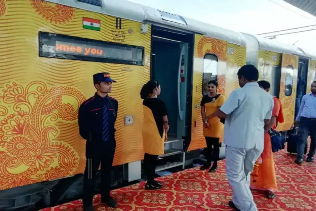 বেসরকারি সংস্থাকে দিয়ে ট্রেন চালানোর সিদ্ধান্ত ইতিমধ্যেই নিয়েছে রেল মন্ত্রক৷ এর জন্য দু' ভাবে টেন্ডার ডাকা হচ্ছে৷ প্রথমত Request for Qualification-এর মাধ্যমে যোগ্য সংস্থাগুলিকে নির্বাচন করা হবে৷ দ্বিতীয়ত Request for Proposal-এর মাধ্যমে রুট এবং আর্থিক চুক্তির বিষয়টি চূড়ান্ত করা হবে৷ বেসরকারি সংস্থাকে দিয়ে ট্রেন চালানোর সিদ্ধান্ত ইতিমধ্যেই নিয়েছে রেল মন্ত্রক৷ এর জন্য দু' ভাবে টেন্ডার ডাকা হচ্ছে৷ প্রথমত Request for Qualification-এর মাধ্যমে যোগ্য সংস্থাগুলিকে নির্বাচন করা হবে৷ দ্বিতীয়ত Request for Proposal-এর মাধ্যমে রুট এবং আর্থিক চুক্তির বিষয়টি চূড়ান্ত করা হবে৷