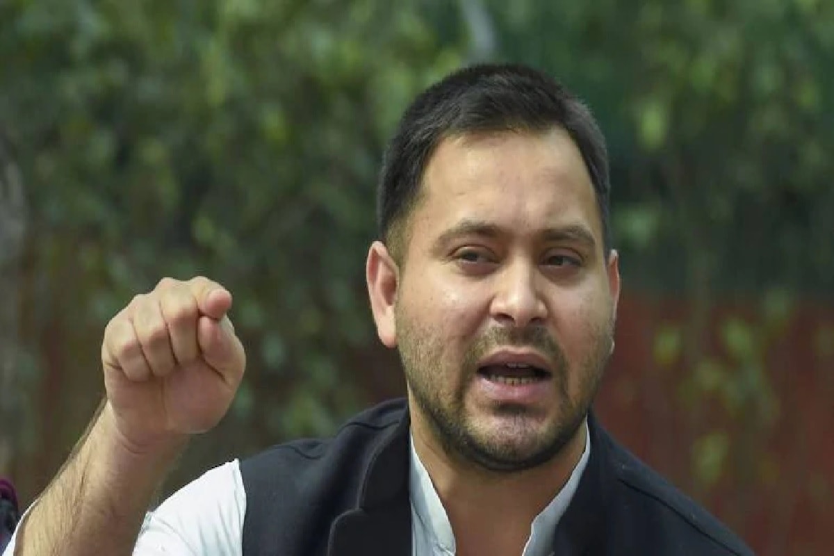 প্রভাবশালী বাবা লালুপ্রসাদ যাদব ক্রিকেট প্রশাসনেও থাকায় প্রাথমিক ভাবে খুব একটা অসুবিধা হয়নি তেজস্বীর৷ তবে বিহার নয়, ক্রিকেটার হিসেবে ঝাড়খণ্ডের হয়ে রণজিতে খেলেন তিনি৷ যদিও সেভাবে সফল হননি৷ প্রথম শ্রেণির ক্রিকেটে তাঁর সর্বোচ্চ স্কোর ১৯, উইকেট নিয়েছেন ১টি৷ তাসত্ত্বেও আইপিএল দল দিল্লি ডেয়ারডেভিলস তেজস্বীকে দলে নেয়৷ কিন্তু কোনও ম্যাচে সুযোগ পাননি স্পিনার অলরাউন্ডার তেজস্বী৷ প্রভাবশালী বাবা লালুপ্রসাদ যাদব ক্রিকেট প্রশাসনেও থাকায় প্রাথমিক ভাবে খুব একটা অসুবিধা হয়নি তেজস্বীর৷ তবে বিহার নয়, ক্রিকেটার হিসেবে ঝাড়খণ্ডের হয়ে রণজিতে খেলেন তিনি৷ যদিও সেভাবে সফল হননি৷ প্রথম শ্রেণির ক্রিকেটে তাঁর সর্বোচ্চ স্কোর ১৯, উইকেট নিয়েছেন ১টি৷ তাসত্ত্বেও আইপিএল দল দিল্লি ডেয়ারডেভিলস তেজস্বীকে দলে নেয়৷ কিন্তু কোনও ম্যাচে সুযোগ পাননি স্পিনার অলরাউন্ডার তেজস্বী৷