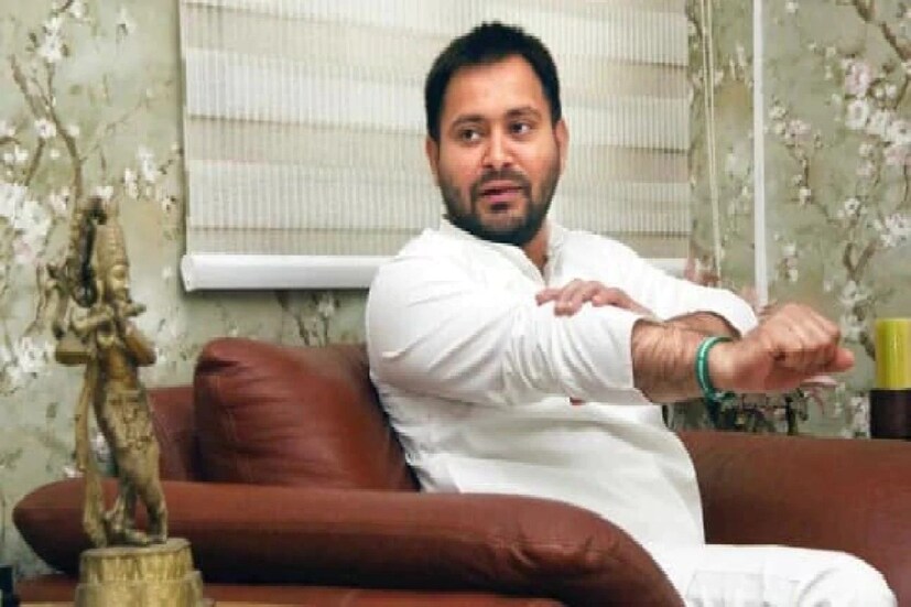 সকাল থেকেই বিহারের গণনার দিকে গোটা দেশের নজর ৷ গোটা দেশই এখন ব্যস্ত একটাই আলোচনায় ৷ বিহারের মসনদে ফের কি নীতিশ কুমারের সরকার থাকবে ? নাকি এবার বাজিমাত করবেন তেজস্বী যাদব ৷ নীতিশকে সরিয়ে কি এবার তেজস্বীই বিহারের মসনদ সামলাবেন? রাঘোপুর থেকে দ্বিতীয়বার মাঠে নেমেছেন তেজস্বী যাদব। মহাজোটের পক্ষে তেজস্বী মুখ্যমন্ত্রীর দাবিদার।