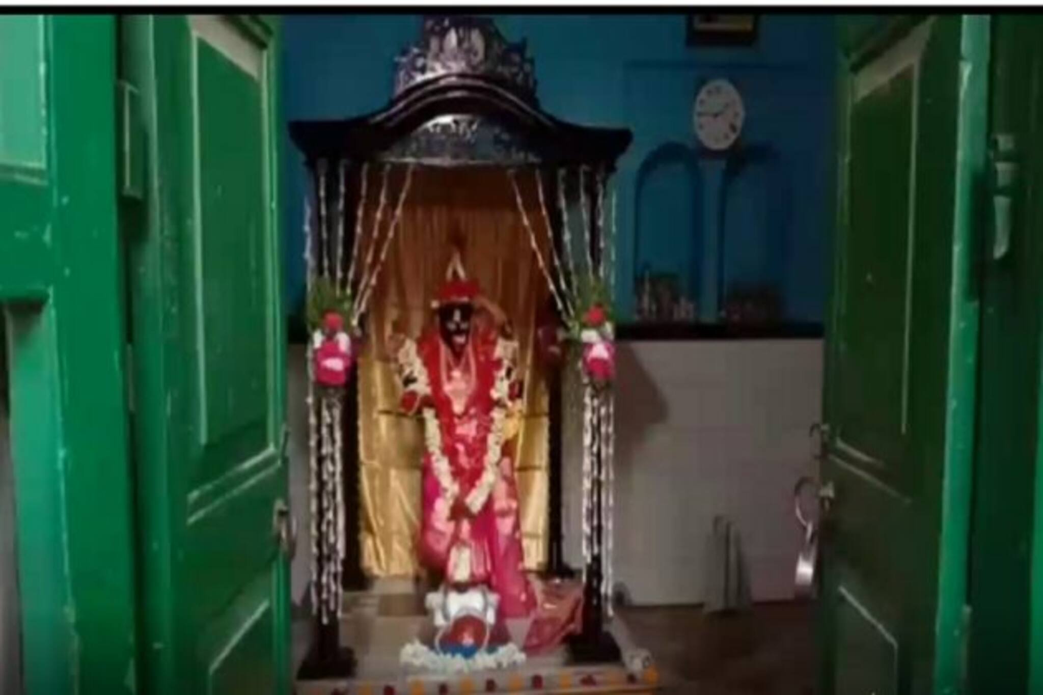 ১৯৭ বছর ধরে চলছে গোবরডাঙার প্রসন্নময়ী কালীর পুজো,অতিমারী মাথায় নিয়েই উপাচার