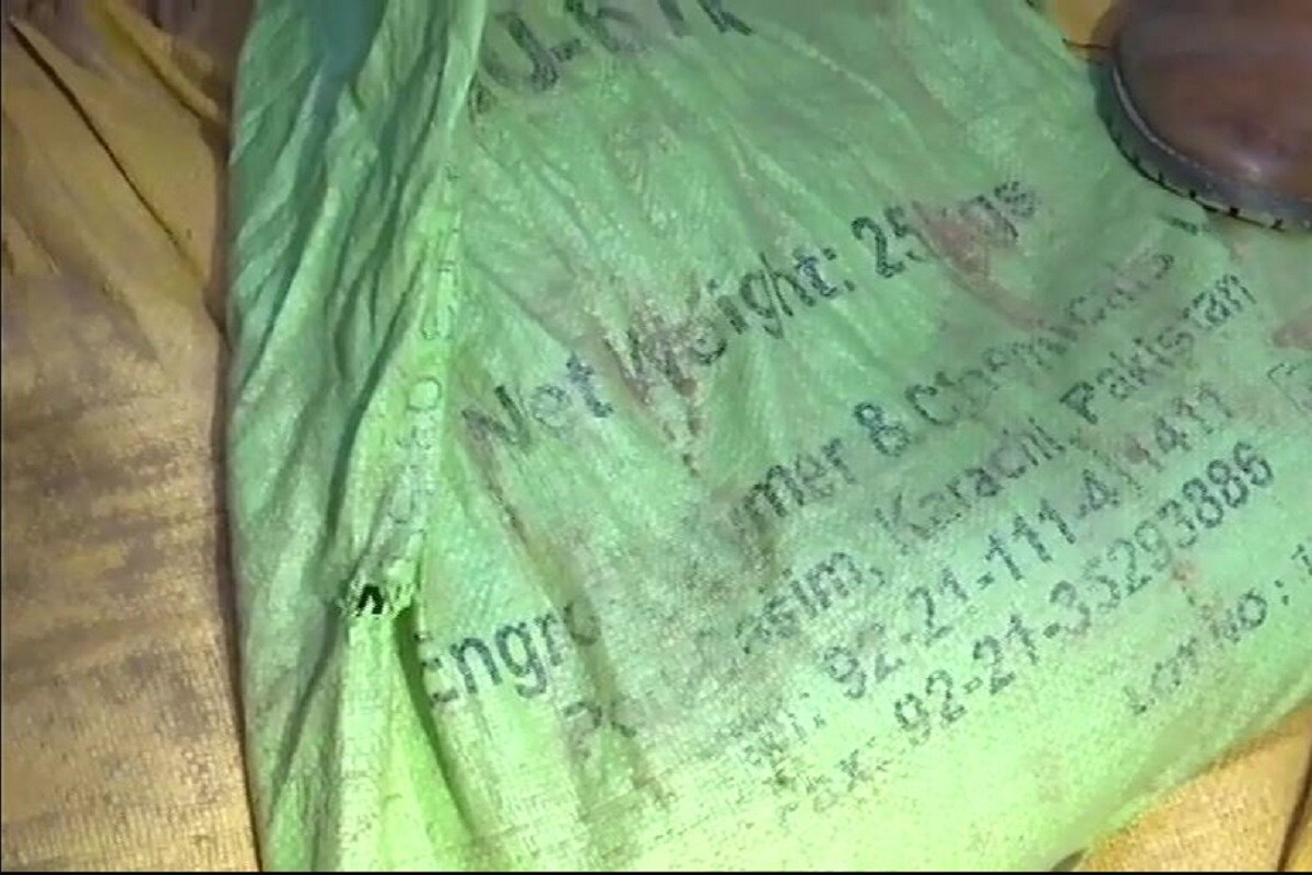 এক সিনিয়র পুলিশ কর্তা জানিয়েছেন, জঙ্গিদের ব্যবহৃত সুড়ঙ্গটি তিন থেকে সাড়ে তিন ফুট চওড়া৷ সুড়ঙ্গের মুখে সবুজ রংয়ের বালির বস্তা পাওয়া গিয়েছে৷ সেগুলির গায়ে উর্দুতে কিছু লেখা ছিল৷ একটি বস্তার গায়ে ইংরেজিতে করাচি, পাকিস্তান লেখা রয়েছে৷Photo-ANI এক সিনিয়র পুলিশ কর্তা জানিয়েছেন, জঙ্গিদের ব্যবহৃত সুড়ঙ্গটি তিন থেকে সাড়ে তিন ফুট চওড়া৷ সুড়ঙ্গের মুখে সবুজ রংয়ের বালির বস্তা পাওয়া গিয়েছে৷ সেগুলির গায়ে উর্দুতে কিছু লেখা ছিল৷ একটি বস্তার গায়ে ইংরেজিতে করাচি, পাকিস্তান লেখা রয়েছে৷Photo-ANI