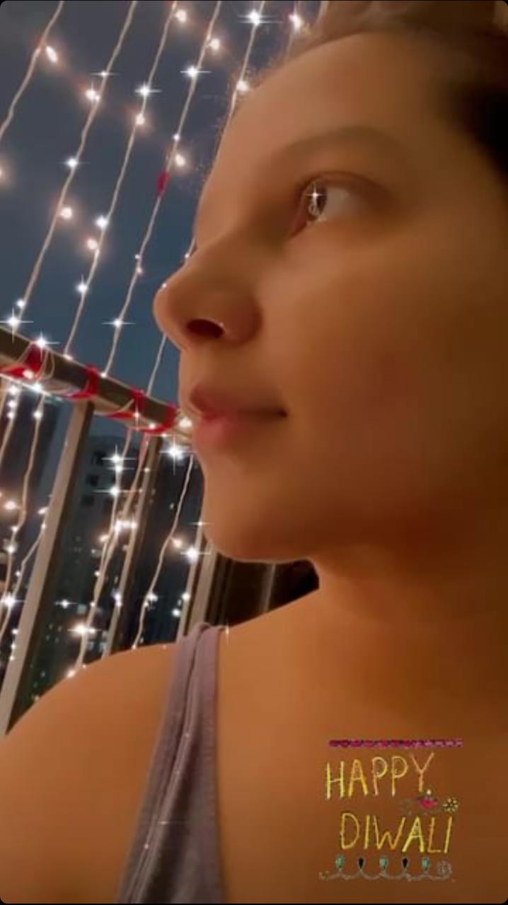 *এ দিন শুভশ্রী তাঁর সোশ্যাল মিডিয়া হ্যান্ডেলে একটি ছবি শেয়ার করেন। সেখানে তাঁকে একেবারে ঘরোয়া স্পেগেটিতে দেখা গিয়েছে। নো মেক আপ লুকেও চকমক করছে রাজ ঘরণীর মুখ। সেখানেই শভশ্রী তাঁর অনুরাগীদের দীপাবলি শুভেচ্ছা জানিয়েছেন। ছবি: ইনস্টাগ্রাম। *এ দিন শুভশ্রী তাঁর সোশ্যাল মিডিয়া হ্যান্ডেলে একটি ছবি শেয়ার করেন। সেখানে তাঁকে একেবারে ঘরোয়া স্পেগেটিতে দেখা গিয়েছে। নো মেক আপ লুকেও চকমক করছে রাজ ঘরণীর মুখ। সেখানেই শভশ্রী তাঁর অনুরাগীদের দীপাবলি শুভেচ্ছা জানিয়েছেন। ছবি: ইনস্টাগ্রাম।