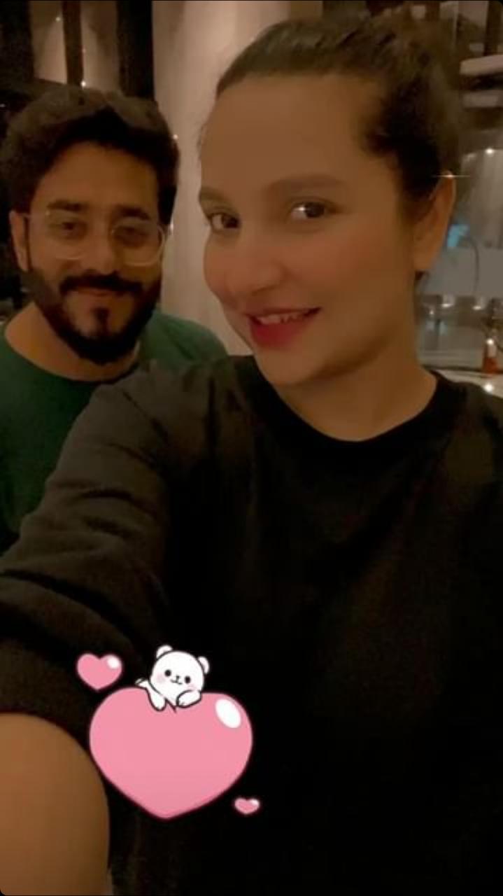 *তবে ধীরে ধীরে বাইরে বেরোচ্ছে নতুন বাবা-মা। দিন কয়েক আগে প্রথমবার রাজ ঘরণীকে বন্ধুদের সঙ্গে রেস্তোরাঁয় 'হ্যাংআউট' করতে দেখা গিয়েছিল। সেই ছবি নিজের সোশ্যাল মিডিয়া হ্যান্ডেলে নিজেই শেয়ার করেন টলি অভিনেতী। শুভশ্রীর রূপে মুগ্ধ হন নেটিজেনরা। তবে সেদিন ছিল একেবারে গার্লস পার্টি। ফলে রাজকে দেখা যায়নি। ছবি: ইনস্টাগ্রাম। *তবে ধীরে ধীরে বাইরে বেরোচ্ছে নতুন বাবা-মা। দিন কয়েক আগে প্রথমবার রাজ ঘরণীকে বন্ধুদের সঙ্গে রেস্তোরাঁয় 'হ্যাংআউট' করতে দেখা গিয়েছিল। সেই ছবি নিজের সোশ্যাল মিডিয়া হ্যান্ডেলে নিজেই শেয়ার করেন টলি অভিনেতী। শুভশ্রীর রূপে মুগ্ধ হন নেটিজেনরা। তবে সেদিন ছিল একেবারে গার্লস পার্টি। ফলে রাজকে দেখা যায়নি। ছবি: ইনস্টাগ্রাম।