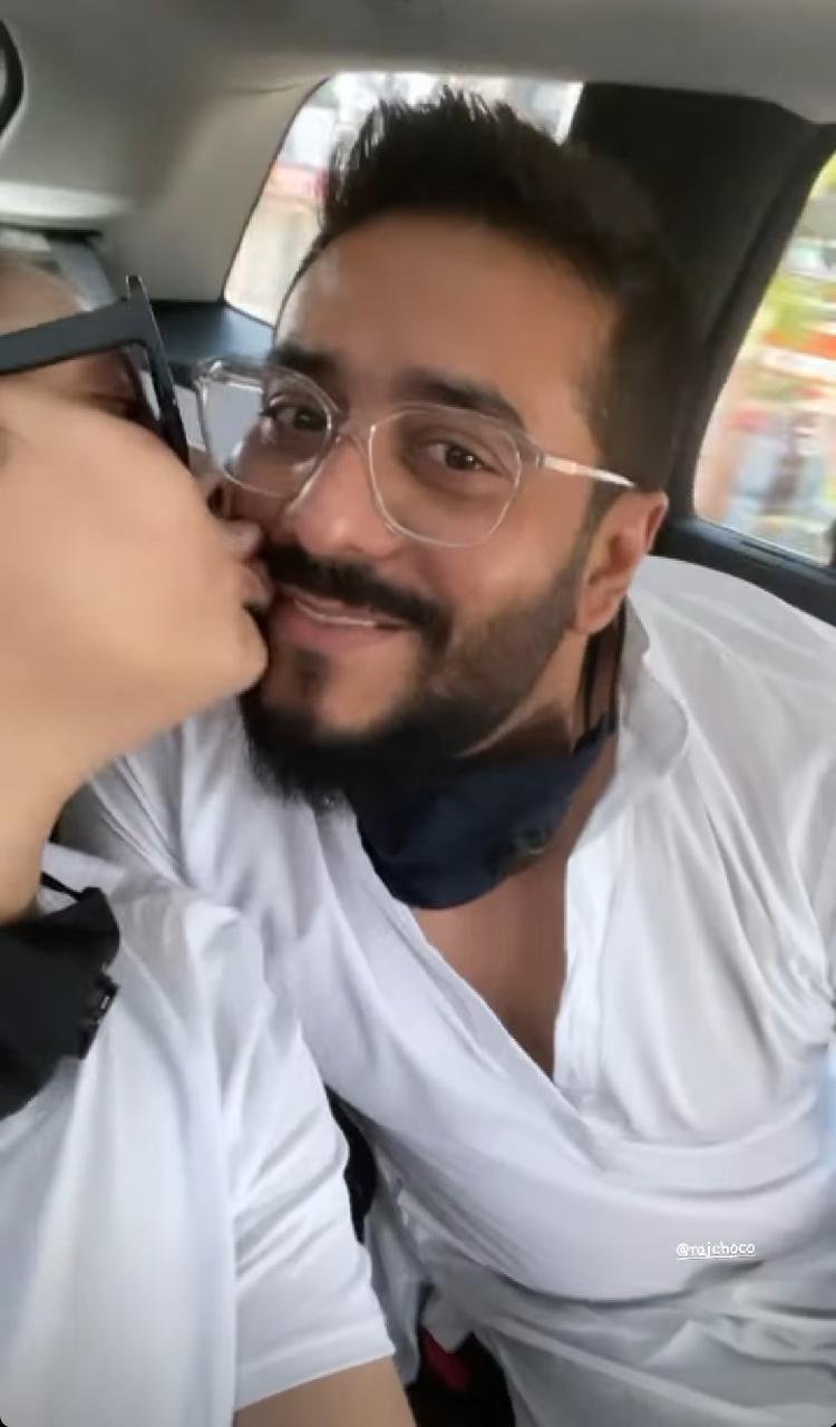 *রাজ তো বটেই, শুভশ্রীও একটি বুমেরাং স্টোরিও শেয়ার করেছেন নিজের সোশ্যাল মিডিয়া হ্যান্ডেলে। ভিডিওতে দেখা যাচ্ছে গাড়ির মধ্যেই রাজের ঠোঁটে ঠোঁট ছোঁয়াচ্ছেন শুভশ্রী। লজ্জায় তখন ব্লাশ করছেন রাজ। ছবি: ইনস্টাগ্রাম। *রাজ তো বটেই, শুভশ্রীও একটি বুমেরাং স্টোরিও শেয়ার করেছেন নিজের সোশ্যাল মিডিয়া হ্যান্ডেলে। ভিডিওতে দেখা যাচ্ছে গাড়ির মধ্যেই রাজের ঠোঁটে ঠোঁট ছোঁয়াচ্ছেন শুভশ্রী। লজ্জায় তখন ব্লাশ করছেন রাজ। ছবি: ইনস্টাগ্রাম।