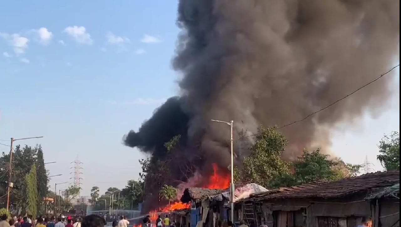 *তিলজলা থানা এলাকার এই ঝুপড়িতে প্রায় ২৫০টি পরিবারের বসবাস। সেই সব পরিবারের সদস্যদের নিরাপদে সরিয়ে নেওয়া হয়েছে। তবে কী থেকে এত বড় আগুনের ঘটনা, তা এখনও স্পষ্ট নয়। দমকল দফতরের তরফে জানা গিয়েছে, প্রয়োজনে ইঞ্জিনের সংখ্যা আরও বাড়ান হতে পারে। *তিলজলা থানা এলাকার এই ঝুপড়িতে প্রায় ২৫০টি পরিবারের বসবাস। সেই সব পরিবারের সদস্যদের নিরাপদে সরিয়ে নেওয়া হয়েছে। তবে কী থেকে এত বড় আগুনের ঘটনা, তা এখনও স্পষ্ট নয়। দমকল দফতরের তরফে জানা গিয়েছে, প্রয়োজনে ইঞ্জিনের সংখ্যা আরও বাড়ান হতে পারে।