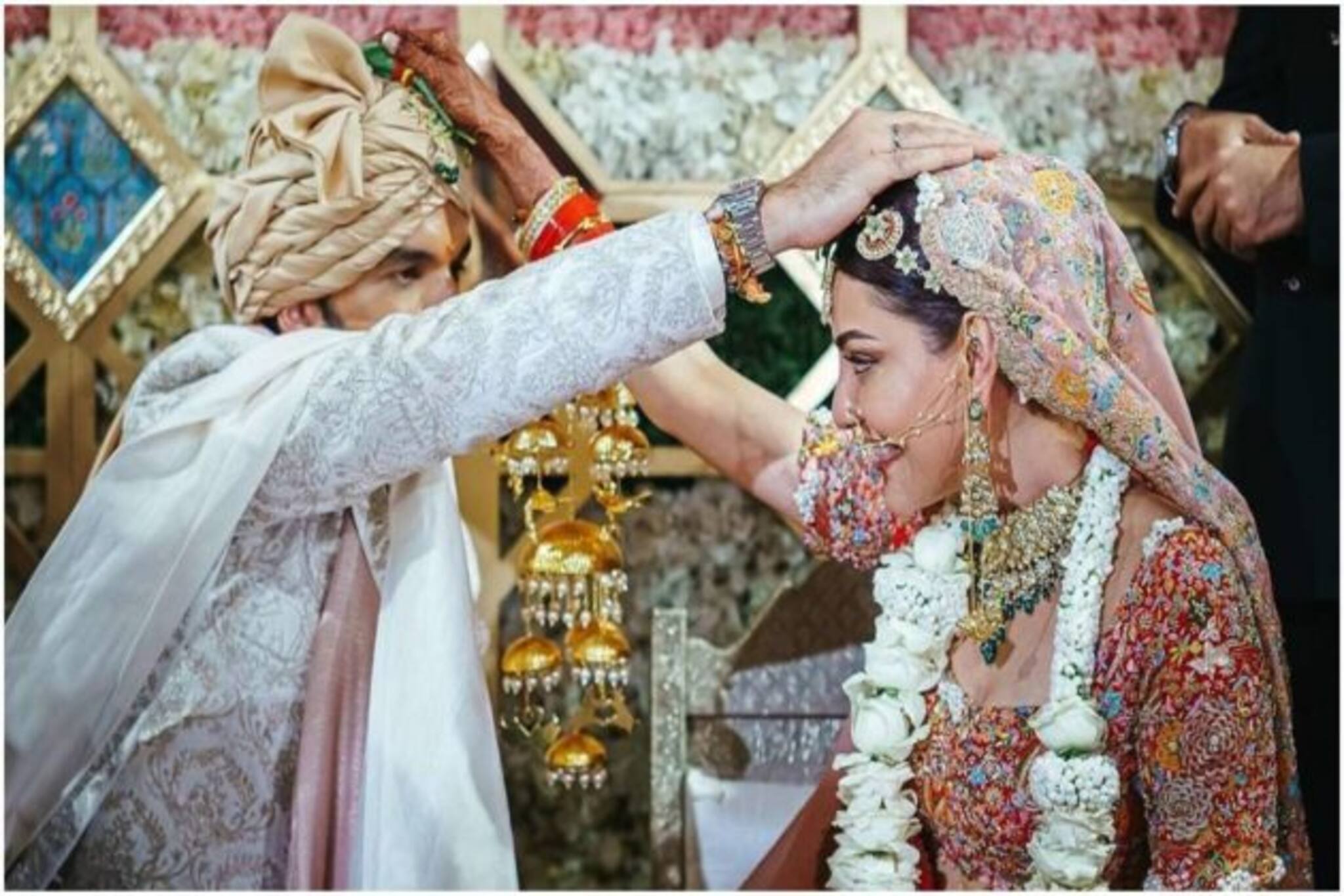 উন্মুক্ত পিঠ-উরু, স্বচ্ছ পোশাকে উঁকি দিচ্ছে শরীরী আবেদন, বলি অভিনেত্রীর হানিমুনের ছবি তুমুল ভাইরাল...