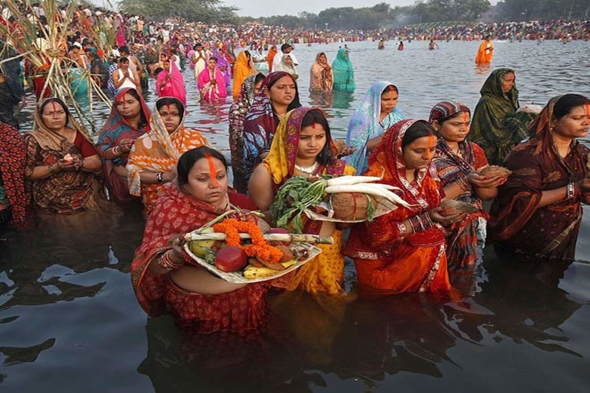 *দীর্ঘ টানাপোড়েনের পর অবশেষে শিলিগুড়িতে কাটল ছটপুজোর জট। শিলিগুড়ির ছোটো এবং বড় মিলিয়ে ১৪৫ ঘাটে ছটপুজোর আয়োজন করা হয়েছে। বাকি ঘাটগুলিতে তেমন কোনও সমস্যা ছিল না। একমাত্র মহানন্দা নদীর লালমোহন মৌলিক ঘাটে জট চলছিল। *দীর্ঘ টানাপোড়েনের পর অবশেষে শিলিগুড়িতে কাটল ছটপুজোর জট। শিলিগুড়ির ছোটো এবং বড় মিলিয়ে ১৪৫ ঘাটে ছটপুজোর আয়োজন করা হয়েছে। বাকি ঘাটগুলিতে তেমন কোনও সমস্যা ছিল না। একমাত্র মহানন্দা নদীর লালমোহন মৌলিক ঘাটে জট চলছিল।