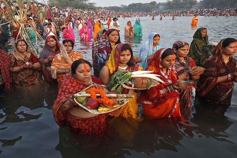 *উৎসবের দ্বিতীয় রাত থেকে ছটের ডালা সাজানোর প্রস্তুতি চলে। তারপর বিকালে জলাশয়ে গিয়ে ডুবন্ত সূর্যকে পুজো করা হয়। পুজো শেষে প্রদীপ জলাশয়ে ভাসিয়ে দেওয়া হয়। ছবি: সংগৃহীত। 