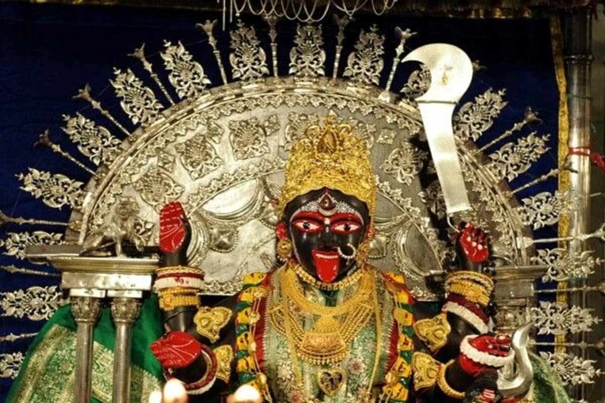 *আজ ঘরে বসেই দেখা যাচ্ছে দক্ষিণেশ্বর মন্দিরের পুজো। চলতি বছরে কোভিড আবহে অনেক নিয়মের বদল আনা হয়েছে। সেই নিয়মের মধ্যে এসে পড়েছে পুজো দেওয়ার ব্যবস্থাও। শনিবার সকাল ৭টার সময় দর্শনার্থীদের জন্যে খুলে দেওয়া হয়েছে মন্দির। *আজ ঘরে বসেই দেখা যাচ্ছে দক্ষিণেশ্বর মন্দিরের পুজো। চলতি বছরে কোভিড আবহে অনেক নিয়মের বদল আনা হয়েছে। সেই নিয়মের মধ্যে এসে পড়েছে পুজো দেওয়ার ব্যবস্থাও। শনিবার সকাল ৭টার সময় দর্শনার্থীদের জন্যে খুলে দেওয়া হয়েছে মন্দির।
