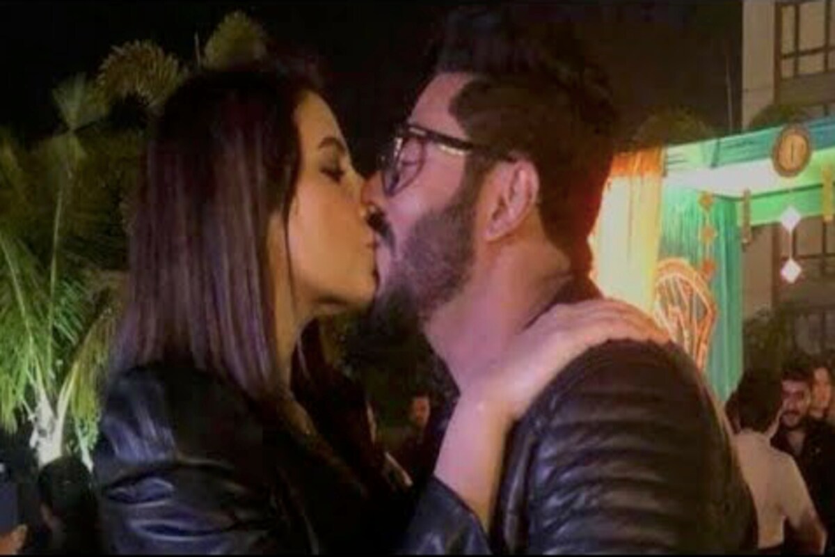 *ছেলে খুবই ছোট। তার ওপরে করোনার সংক্রমণের ভয়। সব মিলিয়ে ইউভান ভূমিষ্ঠ হওয়ায় পরে হুল্লোড়প্রিয় শুভশ্রীকে বাড়ির বাইরে সেভাবে দেখা যায়নি। পুজোয় বেরোলেও, গিয়েছিলেন দিদির বাড়ির পুজোয়। তবে রাজশ্রী যে সুখে ঘর করছেন, তার বহু প্রমাণ মিলেছে। ছবি: ইনস্টাগ্রাম। *ছেলে খুবই ছোট। তার ওপরে করোনার সংক্রমণের ভয়। সব মিলিয়ে ইউভান ভূমিষ্ঠ হওয়ায় পরে হুল্লোড়প্রিয় শুভশ্রীকে বাড়ির বাইরে সেভাবে দেখা যায়নি। পুজোয় বেরোলেও, গিয়েছিলেন দিদির বাড়ির পুজোয়। তবে রাজশ্রী যে সুখে ঘর করছেন, তার বহু প্রমাণ মিলেছে। ছবি: ইনস্টাগ্রাম।