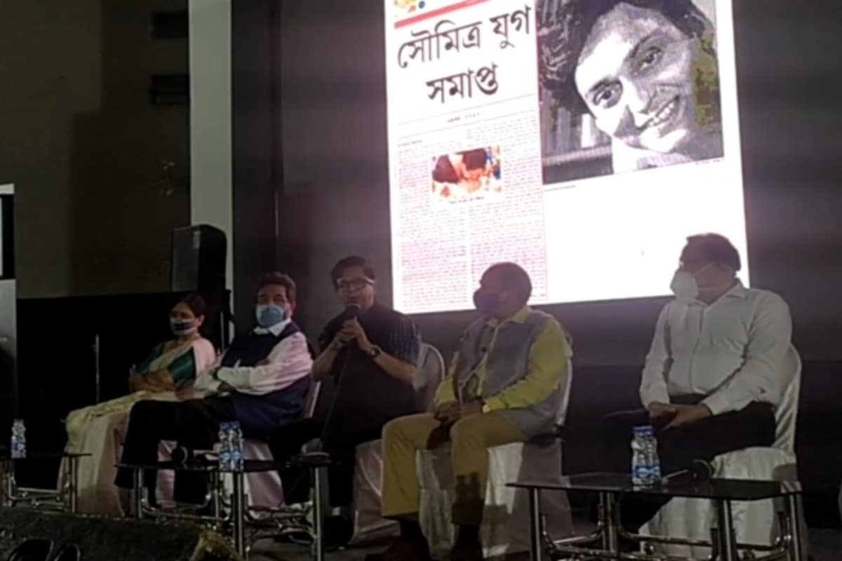 *সংসার ছেড়েছেন অপু। তাঁকে যদিও আরও আঁকড়ে ধরেছে এ সংসার। এবার নিউটাউনে সৌমিত্র চট্টোপাধ্যায়ের স্মৃতিতে পার্ক তৈরি করছে হিডকো। ১৯ থেকে ২২ নভেম্বর, চারদিন ব্যাপী অভিনেতা সৌমিত্র চট্টোপাধ্যায়ের স্মরণে নজরুল তীর্থে জীবন জুড়ে সৌমিত্র নামে বিশেষ অনুষ্ঠান আয়োজন করেছে হিডকো। এই অনুষ্ঠানে তাঁর অভিনীত বিভিন্ন চলচ্চিত্র প্রদর্শন করা হয়। তা ছাড়াও তাঁর লেখা বই, কবিতার প্রদর্শনী ও আলোচনা সভার আয়োজন করা হয়। তথ্য ও ছবি: শিবাশিস মৌলিক। *সংসার ছেড়েছেন অপু। তাঁকে যদিও আরও আঁকড়ে ধরেছে এ সংসার। এবার নিউটাউনে সৌমিত্র চট্টোপাধ্যায়ের স্মৃতিতে পার্ক তৈরি করছে হিডকো। ১৯ থেকে ২২ নভেম্বর, চারদিন ব্যাপী অভিনেতা সৌমিত্র চট্টোপাধ্যায়ের স্মরণে নজরুল তীর্থে জীবন জুড়ে সৌমিত্র নামে বিশেষ অনুষ্ঠান আয়োজন করেছে হিডকো। এই অনুষ্ঠানে তাঁর অভিনীত বিভিন্ন চলচ্চিত্র প্রদর্শন করা হয়। তা ছাড়াও তাঁর লেখা বই, কবিতার প্রদর্শনী ও আলোচনা সভার আয়োজন করা হয়। তথ্য ও ছবি: শিবাশিস মৌলিক।