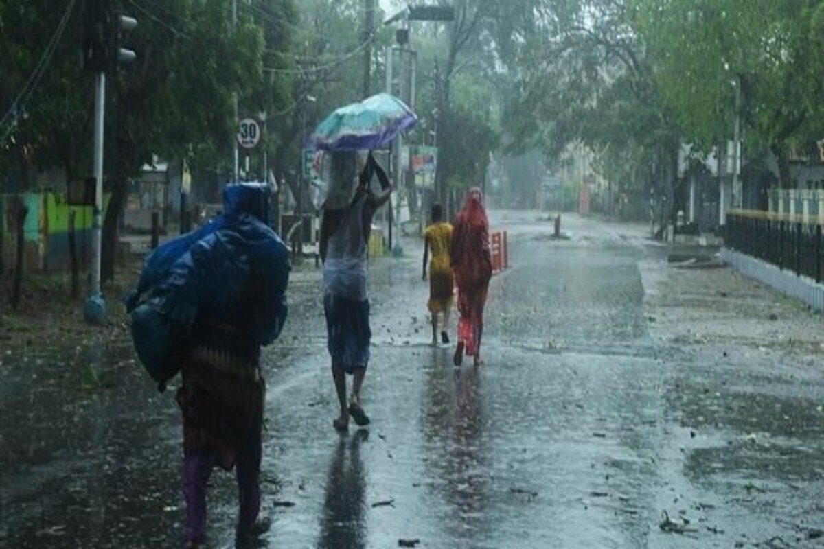 *ভেলাচেরি, মাদিপক্কম, ভাল্লুভার কোট্টাম, রোয়াপেত্তা, মাউন্টরোড এলাকা জলমগ্ন হওয়ার আশঙ্কা করা হচ্ছে। ঘূর্ণিঝড়ের জেরে তামিলনাড়ু, পুদুচেরি ও করাইকলের বেশিরভাগ এলাকায় আগামী ৪৮ ঘণ্টা ভারী বৃষ্টির সম্ভাবনা রয়েছে৷ পরিস্থিতি মোকাবিলায় ইতিমধ্যেই এনডিআরএফ-এর দল মোতায়েন করা হয়েছে৷ সংগৃহীত ছবি। *ভেলাচেরি, মাদিপক্কম, ভাল্লুভার কোট্টাম, রোয়াপেত্তা, মাউন্টরোড এলাকা জলমগ্ন হওয়ার আশঙ্কা করা হচ্ছে। ঘূর্ণিঝড়ের জেরে তামিলনাড়ু, পুদুচেরি ও করাইকলের বেশিরভাগ এলাকায় আগামী ৪৮ ঘণ্টা ভারী বৃষ্টির সম্ভাবনা রয়েছে৷ পরিস্থিতি মোকাবিলায় ইতিমধ্যেই এনডিআরএফ-এর দল মোতায়েন করা হয়েছে৷ সংগৃহীত ছবি।