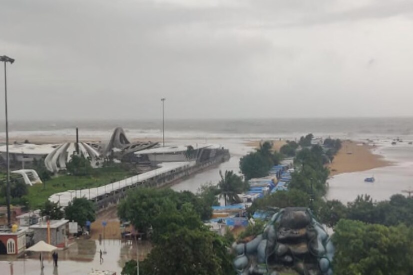 *২৫ ও ২৬ নভেম্বর এয়ার ইন্ডিয়া ও ইন্ডিগো অন্ধ্রপ্রদেশ, তামিলনাড়ু ও পুদুচেরির সমস্ত বিমান পরিষেবা আপাতত স্থগিত রেখেছে৷ তিন রাজ্যেই ছুটি ঘোষণা করা হয়েছে এবং সকলে বাড়িতে থাকার পরামর্শ দেওয়া হয়েছে৷ মৎস্যজীবীদের সমুদ্রে যাওয়ার উপর নিষেধাজ্ঞা জারি করা হয়েছে ৷ সংগৃহীত ছবি। 