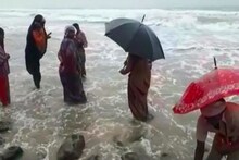 আচমকাই জলের মধ্যেই মিলছে দেদার সোনা! কুড়োতে অন্ধ্রের সমুদ্র তীরে সকাল-সন্ধ্যা থিকথিকে ভিড়!