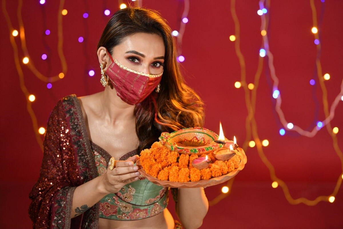 • আলোর উৎসবে মেতেছে সকলে। এ বছর সত্যিকারের আলোর উৎসব। বাজি পোড়ানো বারণ, তাই শুধু থাকছে আলোর রোশনাই। এই উৎসবে মেতেছেন সাংসদ-অভিনেতা মিমি চক্রবর্তী। কালি পুজো ও দীপাবলি শুভেচ্ছা জানালেন মিষ্টি নায়িকা। • আলোর উৎসবে মেতেছে সকলে। এ বছর সত্যিকারের আলোর উৎসব। বাজি পোড়ানো বারণ, তাই শুধু থাকছে আলোর রোশনাই। এই উৎসবে মেতেছেন সাংসদ-অভিনেতা মিমি চক্রবর্তী। কালি পুজো ও দীপাবলি শুভেচ্ছা জানালেন মিষ্টি নায়িকা।