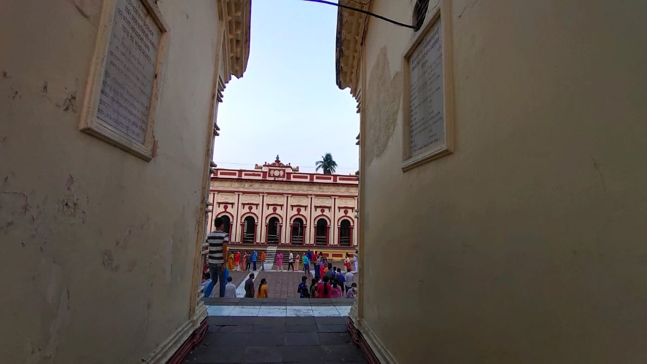 এদিন দুপুর সাড়ে ১২টা নাগাদ ভোগ নিবেদন করা হয় মা ভবতারিণীর কাছে। এরপর দুপুর ১টা নাগাদ ভোগ আরতি অনুষ্ঠিত হয়। এদিন দুপুর সাড়ে ১২টা নাগাদ ভোগ নিবেদন করা হয় মা ভবতারিণীর কাছে। এরপর দুপুর ১টা নাগাদ ভোগ আরতি অনুষ্ঠিত হয়।