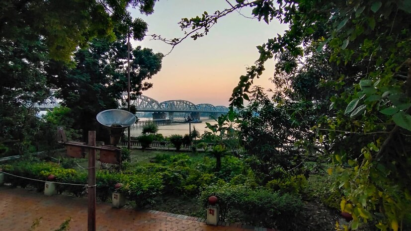 এবছর মন্দিরের চারধারে সেই চেনা ভিড় উধাও। তবে আলোর মালায় সেজেছে মন্দির।