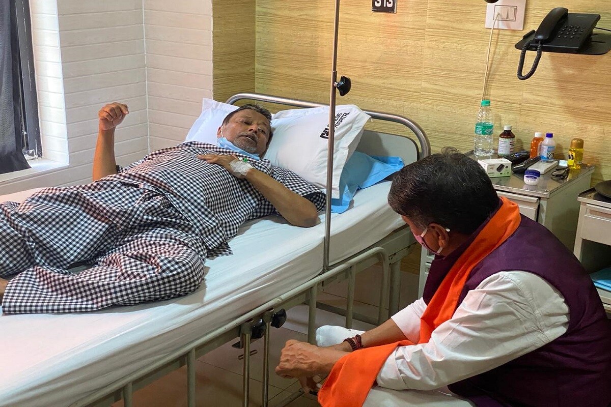 রাজনীতির কারবারিরা তা দেখে,স্বাভাবিকভাবেই কৌতুহল চেপে রাখতে পারছেন না। দলের নেতা কর্মীরা এই ছবি দেখে ফিসফিস করে বলছে, ব্যাপার টা কি? রাজনীতির কারবারিরা তা দেখে,স্বাভাবিকভাবেই কৌতুহল চেপে রাখতে পারছেন না। দলের নেতা কর্মীরা এই ছবি দেখে ফিসফিস করে বলছে, ব্যাপার টা কি?