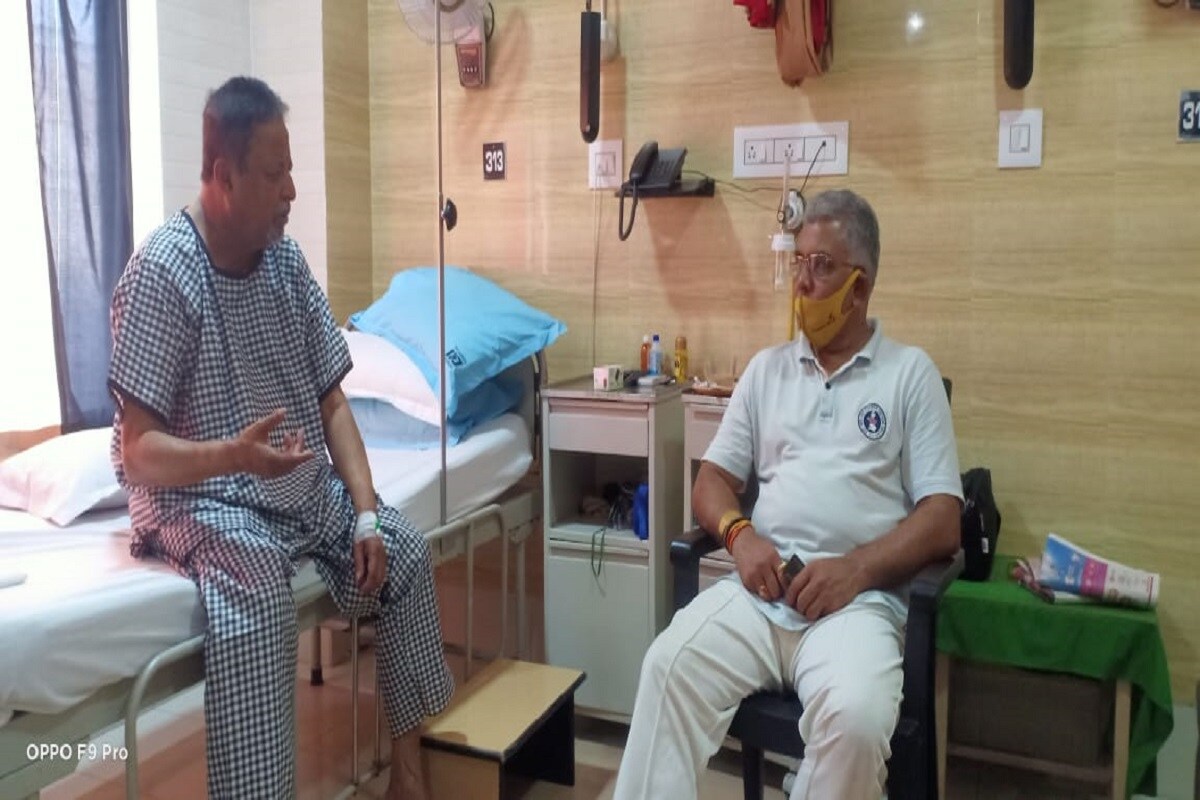 দলের অন্দরে যাদের অবস্থান বিপরীত মেরুতে। এমনকি নানা ইস্যুতে যাদের মত পার্থক্য প্রকাশ্যে এসে পড়েছে বারবার। বিরোধ মেটাতে হতক্ষেপ করতে হয়েছে দিল্লির নেতৃত্বকে। সেই দিলীপ কি না মুকুল রায়কে দেখতে দৌড়লেন হাসপাতালে? আরও তাৎপর্যপূর্ন এটাই যে, হাসপাতালে র ঘরে একান্তে মুকুল রায়ের সঙ্গে আলোচনারত দিলীপের ছবি বিজেপির সরকারি মিডিয়াও প্রচার করেছে ফলাও করে। দলের অন্দরে যাদের অবস্থান বিপরীত মেরুতে। এমনকি নানা ইস্যুতে যাদের মত পার্থক্য প্রকাশ্যে এসে পড়েছে বারবার। বিরোধ মেটাতে হতক্ষেপ করতে হয়েছে দিল্লির নেতৃত্বকে। সেই দিলীপ কি না মুকুল রায়কে দেখতে দৌড়লেন হাসপাতালে? আরও তাৎপর্যপূর্ন এটাই যে, হাসপাতালে র ঘরে একান্তে মুকুল রায়ের সঙ্গে আলোচনারত দিলীপের ছবি বিজেপির সরকারি মিডিয়াও প্রচার করেছে ফলাও করে।