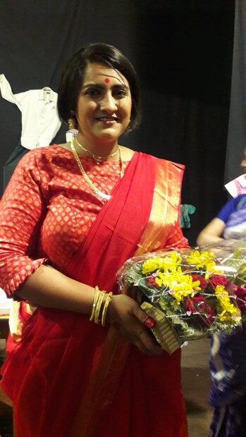 •রবীন্দ্র ভারতী বিশ্ববিদ্যালয়ের এই ছাত্রীর বাবা পদ্মশ্রী মূকাভিনয় শিল্পী নিরঞ্জন গোস্বামী।