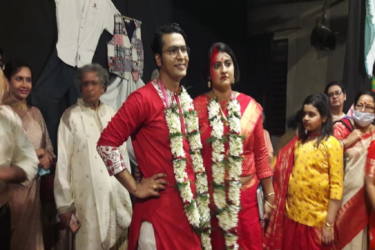 বিয়ের আয়োজন ছিল ছিমছাম। একেবারে ঘনিষ্ঠদের উপস্থিতিতে রেজিস্ট্রি ও সিঁদুরদানের মাধ্যমে বিয়ে করেন অনির্বাণ ও মধুরিমা। বিয়ের আয়োজন ছিল ছিমছাম। একেবারে ঘনিষ্ঠদের উপস্থিতিতে রেজিস্ট্রি ও সিঁদুরদানের মাধ্যমে বিয়ে করেন অনির্বাণ ও মধুরিমা।