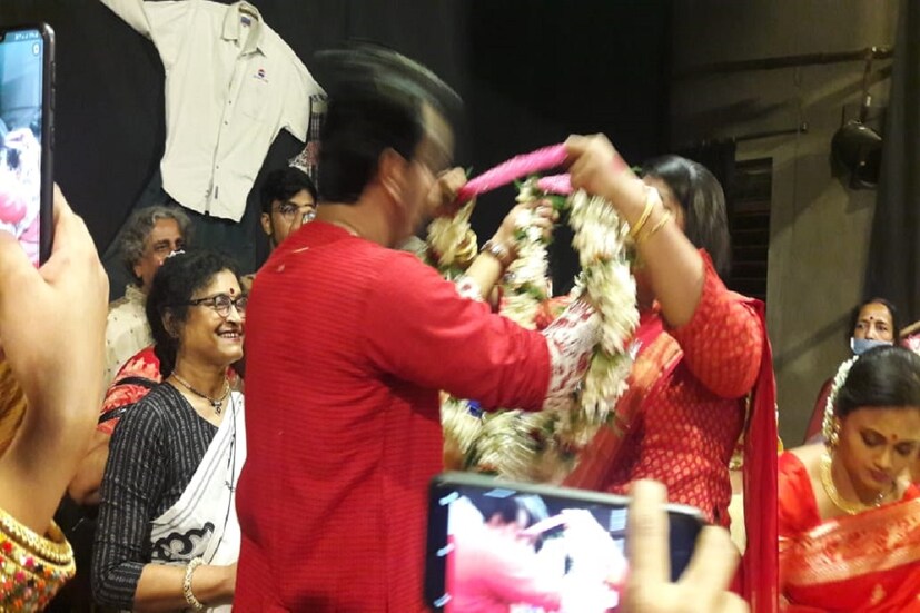 •নাটকের সূত্রেই পরিচয়। একসঙ্গে বেশ কিছু নাটকে কাজ করেছেন দু'জনে। 