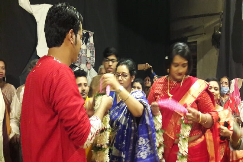 • বিয়েতে লাল রঙের পোশাক পরলেন পাত্র-পাত্রী দু’জনেই৷ হয়ত নববধূর জন্য অনিবার্ণ গাইলেন...কিচ্ছু চাইনি আমি আজীবন ভালবাসা ছাড়া...৷ তবে অনিবার্ণের বিয়েতে যে তাঁর প্রচুর মহিলা ভক্তের মন ভাঙল, তা বলাই বাহুল্য৷ 