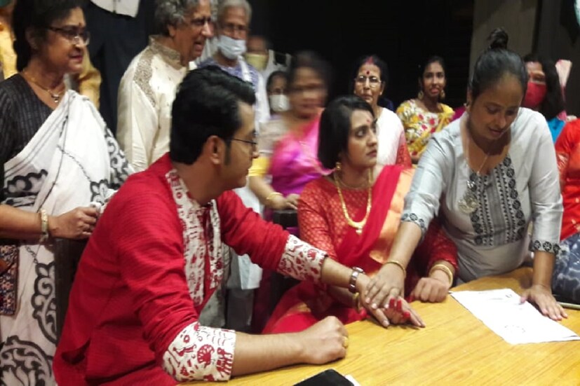  •ছকে বাঁধা নিয়মে সেলিব্রিটি যুগলের বিয়েটা হল না। আইনি বিয়ে সারলেন তাঁরা। এমনই কথা ছিল৷ 