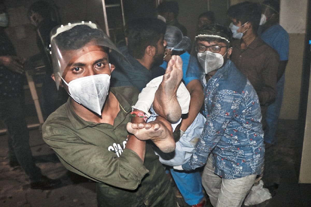 শুক্রবার ভোররাতে গুজরাতের রাজকোট শহরের একটি কোভিড হাসপাতালে আগুন লেগে ৫ জনের মৃত্যু হয়েছে বলে জানা গিয়েছে। বাকি রোগীদের নিরাপদে সরিয়ে নিয়ে যাওয়া সম্ভব হয়েছে। হাসপাতালের আইসিইউতে অগ্নিকাণ্ডের কারণ এখনও জানা যায়নি। তদন্তের নির্দেশ দিয়েছেন মুখ্যমন্ত্রী বিজয় রুপানি। শুক্রবার ভোররাতে গুজরাতের রাজকোট শহরের একটি কোভিড হাসপাতালে আগুন লেগে ৫ জনের মৃত্যু হয়েছে বলে জানা গিয়েছে। বাকি রোগীদের নিরাপদে সরিয়ে নিয়ে যাওয়া সম্ভব হয়েছে। হাসপাতালের আইসিইউতে অগ্নিকাণ্ডের কারণ এখনও জানা যায়নি। তদন্তের নির্দেশ দিয়েছেন মুখ্যমন্ত্রী বিজয় রুপানি।