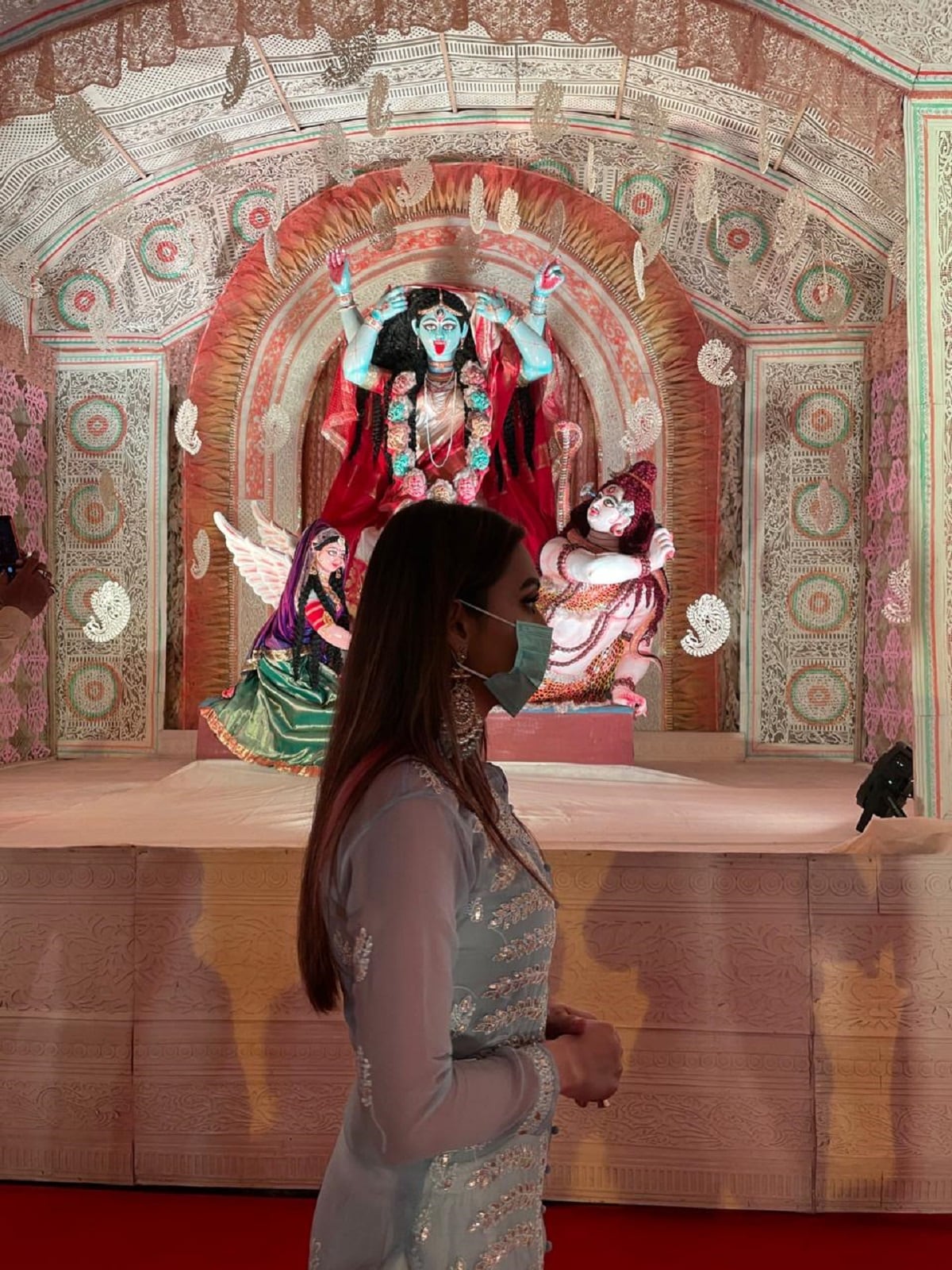 তবে সব সময় তিনি কিন্তু করোনার কথা মাথায় রেখেছেন। পুজো প্যান্ডালেও তাঁর মুখে কিন্তু মাস্ক দেখা গেল। সাজ যেমনই হোক মাস্ক কিন্তু মাস্ট। তবে সব সময় তিনি কিন্তু করোনার কথা মাথায় রেখেছেন। পুজো প্যান্ডালেও তাঁর মুখে কিন্তু মাস্ক দেখা গেল। সাজ যেমনই হোক মাস্ক কিন্তু মাস্ট।