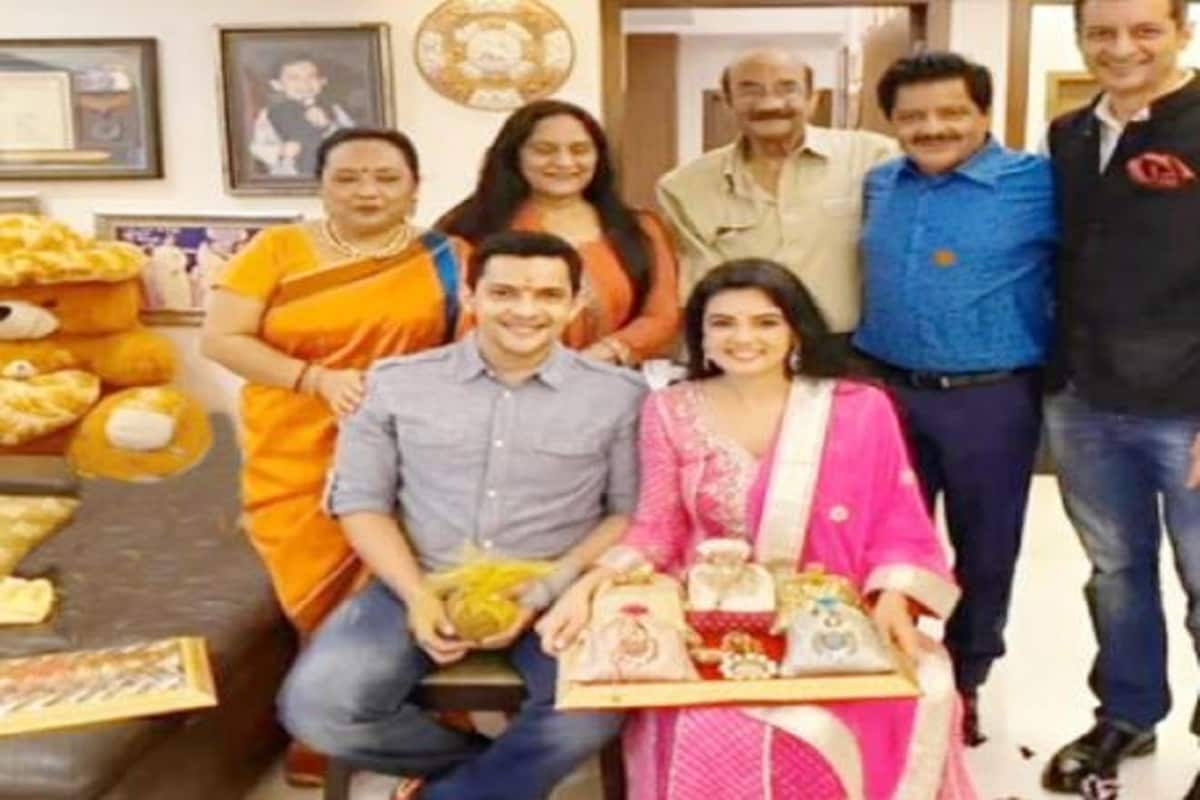 •আদিত্য এই ছবিটি শেয়ার করে লিখেছেন- 'আমরা বিয়ে করতে যাচ্ছি। আমি বিশ্বের সবচেয়ে ভাগ্যবান ব্যক্তি৷ ১১ বছর আগে শ্বেতার সঙ্গে আমার আলাপ৷ তারপর থেকে আমাদের প্রেম৷ এবং আমরা শেষ পর্যন্ত ডিসেম্বরে বিয়ের সিদ্ধান্ত নিয়েছি। আমরা উভয়ই খুব অন্তর্মুখী ব্যক্তি এবং বিশ্বাস করি ব্যক্তিগত জীবনকে ব্যক্তিগত রাখাই ভাল। তাই বিয়ের প্রস্তুতির জন্য সোশ্যাল মিডিয়া থেকে বিরতি নিচ্ছেন। ডিসেম্বরে দেখা হবে! •আদিত্য এই ছবিটি শেয়ার করে লিখেছেন- 'আমরা বিয়ে করতে যাচ্ছি। আমি বিশ্বের সবচেয়ে ভাগ্যবান ব্যক্তি৷ ১১ বছর আগে শ্বেতার সঙ্গে আমার আলাপ৷ তারপর থেকে আমাদের প্রেম৷ এবং আমরা শেষ পর্যন্ত ডিসেম্বরে বিয়ের সিদ্ধান্ত নিয়েছি। আমরা উভয়ই খুব অন্তর্মুখী ব্যক্তি এবং বিশ্বাস করি ব্যক্তিগত জীবনকে ব্যক্তিগত রাখাই ভাল। তাই বিয়ের প্রস্তুতির জন্য সোশ্যাল মিডিয়া থেকে বিরতি নিচ্ছেন। ডিসেম্বরে দেখা হবে!