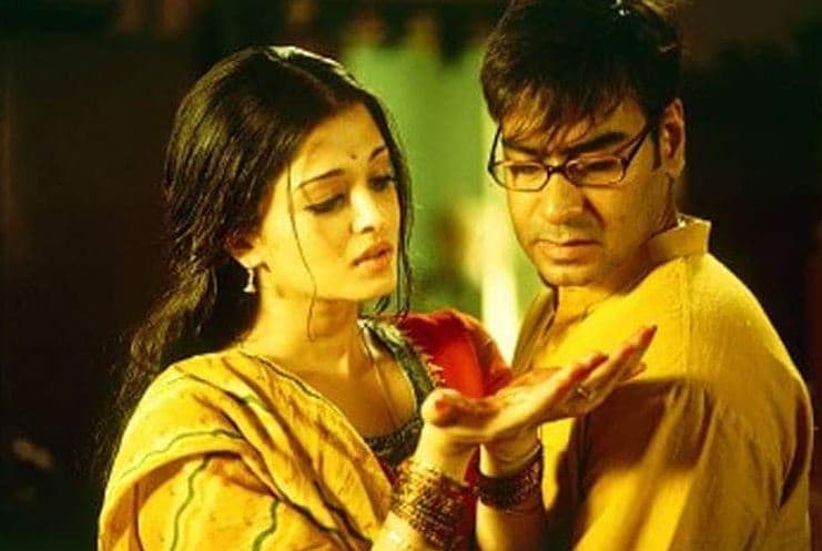 রেনকোট - ঋতুপর্ণ ঘোষের ছবি রেনকোট একটি গভীর, রহস্যময় প্রেমের গল্প। এই ছবিতে ঐশ্বর্যকে অনেকটাই ডি-গ্ল্যামারাইজ করা হয়েছে৷ পর্দায় একেবারে সাধারণ গৃহবধূর চরিত্রে অভিনয় করেন তিনি। ছবিটি জাতীয় পুরষ্কারে ভূষিত হয়েছিল এবং ঐশ্বর্যের অভিনয় প্রশংসিত হয়েছিল। রেনকোট - ঋতুপর্ণ ঘোষের ছবি রেনকোট একটি গভীর, রহস্যময় প্রেমের গল্প। এই ছবিতে ঐশ্বর্যকে অনেকটাই ডি-গ্ল্যামারাইজ করা হয়েছে৷ পর্দায় একেবারে সাধারণ গৃহবধূর চরিত্রে অভিনয় করেন তিনি। ছবিটি জাতীয় পুরষ্কারে ভূষিত হয়েছিল এবং ঐশ্বর্যের অভিনয় প্রশংসিত হয়েছিল।