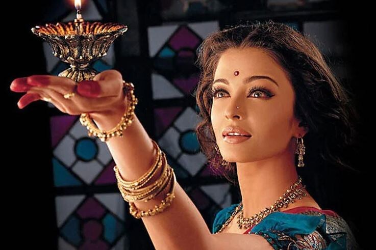 দেবদাস - সঞ্জয় লীলা বনসালীর ড্রিম প্রোজেক্টের সবচেয়ে বড় প্রাপ্তি ছিল এই ছবির কাস্ট। ঐশ্বর্য, মাধুরী ও শাহরুখ অভিনীত এই ছবি কালজয়ী ছবি হিসেবে রয়ে যাবে৷ খুব স্বাভাবিক মাধুরী ও ঐশ্বর্য, দুই নায়িকা একসঙ্গে পর্দায় আসায়, তাঁদের দু’জনকে নিয়েই চর্চা হয় বিস্তর৷ চলে তুলনাও৷ অ্যাশ পারোর চরিত্রে দুর্দান্ত অভিনয় করেছিলেন। ডোলা রে ডোলা গানে মাধুরীর সঙ্গে রীতিমতো তাল মিলিয়ে নাচেনও তিনি৷ যা প্রমাণ করে যে, তিনি বলিউডের প্রথম নম্বর মুকুটের প্রাপ্য। এই চলচ্চিত্রের জন্যও তিনি ফিল্মফেয়ার পুরষ্কার পেয়েছিলেন। দেবদাস - সঞ্জয় লীলা বনসালীর ড্রিম প্রোজেক্টের সবচেয়ে বড় প্রাপ্তি ছিল এই ছবির কাস্ট। ঐশ্বর্য, মাধুরী ও শাহরুখ অভিনীত এই ছবি কালজয়ী ছবি হিসেবে রয়ে যাবে৷ খুব স্বাভাবিক মাধুরী ও ঐশ্বর্য, দুই নায়িকা একসঙ্গে পর্দায় আসায়, তাঁদের দু’জনকে নিয়েই চর্চা হয় বিস্তর৷ চলে তুলনাও৷ অ্যাশ পারোর চরিত্রে দুর্দান্ত অভিনয় করেছিলেন। ডোলা রে ডোলা গানে মাধুরীর সঙ্গে রীতিমতো তাল মিলিয়ে নাচেনও তিনি৷ যা প্রমাণ করে যে, তিনি বলিউডের প্রথম নম্বর মুকুটের প্রাপ্য। এই চলচ্চিত্রের জন্যও তিনি ফিল্মফেয়ার পুরষ্কার পেয়েছিলেন।