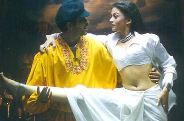 তাল - সুভাষ ঘাইয়ের মিউজিক্যাল ছবির গান যেমন ছিল সুপারহিট, তেমনই ঐশ্বর্যের নাচও ছিল দেখার মতো! তালের সঙ্গীতের সঙ্গে যোগ্য সঙ্গত করেন ঐশ্বর্য তাঁর নাচের মাধ্যমে যা দেখে বাহবা দেন সকলে৷ এরই পাশাপাশি ছিল তাঁর অভিনয়ও৷ একটি ছোট শহরের মেয়ে যারা প্রেম এবং প্রেমে সংঘাত পেড়িয়ে কীভাবে জয়লাভ করে, সেই গল্পে ঐশ্বর্যের অভিনয় ছিল অনবদ্য৷ এই ছবির নায়ক অনিল কাপুর এবং অক্ষয় খান্না, দুজনেই টেক্কা দিয়েছিলেন অ্যাশ। তাল - সুভাষ ঘাইয়ের মিউজিক্যাল ছবির গান যেমন ছিল সুপারহিট, তেমনই ঐশ্বর্যের নাচও ছিল দেখার মতো! তালের সঙ্গীতের সঙ্গে যোগ্য সঙ্গত করেন ঐশ্বর্য তাঁর নাচের মাধ্যমে যা দেখে বাহবা দেন সকলে৷ এরই পাশাপাশি ছিল তাঁর অভিনয়ও৷ একটি ছোট শহরের মেয়ে যারা প্রেম এবং প্রেমে সংঘাত পেড়িয়ে কীভাবে জয়লাভ করে, সেই গল্পে ঐশ্বর্যের অভিনয় ছিল অনবদ্য৷ এই ছবির নায়ক অনিল কাপুর এবং অক্ষয় খান্না, দুজনেই টেক্কা দিয়েছিলেন অ্যাশ।