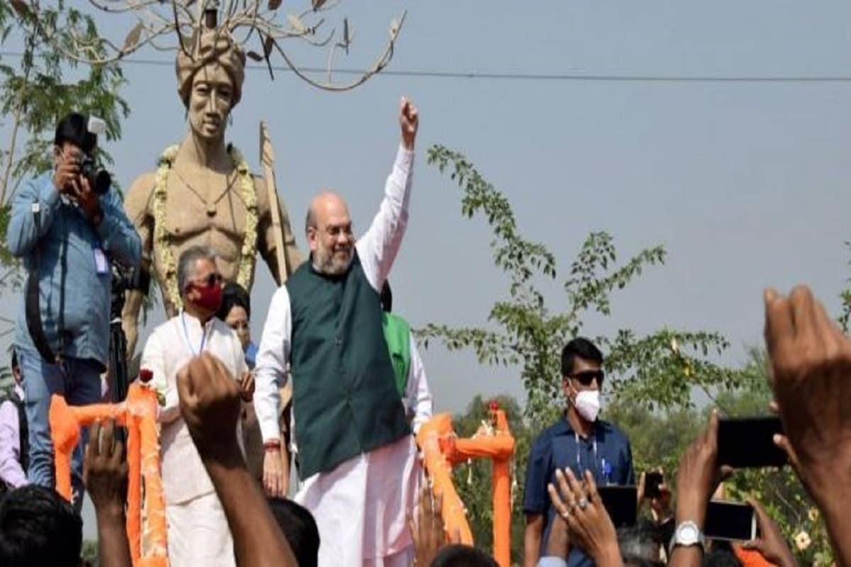শাহের বিরুদ্ধে তাঁর অভিযোগ মারাত্মক৷ নুসরত ট্যুইট করেছেন ভারতীয় জনতা পার্টি লাগাতার বাংলার মনীষীদের অপমান করছে৷ তিনি লিখেছেন, ‘ইশ্বরচন্দ্র বিদ্যাসাগর থেকে বিরসা মুণ্ডা অবধি বাংলার মহাপুরুষদের এ কেমন অনাদর, অমিত শাহজী? এছাড়াও তিনি বাংলার সংস্কৃতিকে রাজনৈতিক প্রোপাগান্ডা হিসেবে ব্যবহার করার অভিযোগও করেছেন৷Photo- PTI শাহের বিরুদ্ধে তাঁর অভিযোগ মারাত্মক৷ নুসরত ট্যুইট করেছেন ভারতীয় জনতা পার্টি লাগাতার বাংলার মনীষীদের অপমান করছে৷ তিনি লিখেছেন, ‘ইশ্বরচন্দ্র বিদ্যাসাগর থেকে বিরসা মুণ্ডা অবধি বাংলার মহাপুরুষদের এ কেমন অনাদর, অমিত শাহজী? এছাড়াও তিনি বাংলার সংস্কৃতিকে রাজনৈতিক প্রোপাগান্ডা হিসেবে ব্যবহার করার অভিযোগও করেছেন৷Photo- PTI