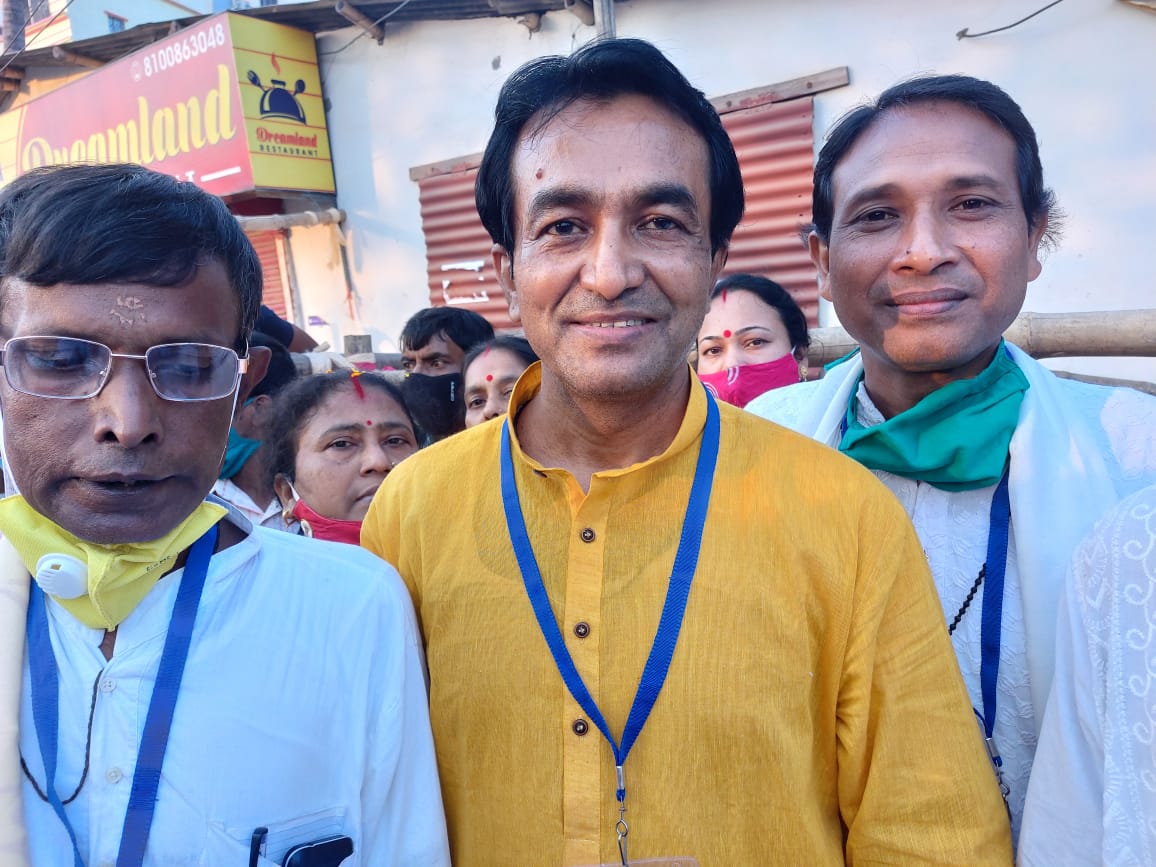 নাগরিকত্ব সংশোধনী আইন কার্যকর এবং উদ্বাস্তুদের নাগরিকত্ব দেওয়ার দাবি রাখা হয়েছে কেন্দ্রীয় স্বরাষ্ট্রমন্ত্রী কাছে। এমনই দাবি মতুয়া সংঘের সদস্য নবীন বিশ্বাসের।স্ত্রী সুচন্দ্রা বিশ্বাস বলেন আমার কাছে এটাই বড় প্রাপ্তি স্বরাষ্ট্রমন্ত্রীকে নিজের হাতে খাবার পরিবেশন করেছি। স্টোরি: সোমরাজ বন্দ্যোপাধ্যায় নাগরিকত্ব সংশোধনী আইন কার্যকর এবং উদ্বাস্তুদের নাগরিকত্ব দেওয়ার দাবি রাখা হয়েছে কেন্দ্রীয় স্বরাষ্ট্রমন্ত্রী কাছে। এমনই দাবি মতুয়া সংঘের সদস্য নবীন বিশ্বাসের।স্ত্রী সুচন্দ্রা বিশ্বাস বলেন আমার কাছে এটাই বড় প্রাপ্তি স্বরাষ্ট্রমন্ত্রীকে নিজের হাতে খাবার পরিবেশন করেছি। স্টোরি: সোমরাজ বন্দ্যোপাধ্যায়