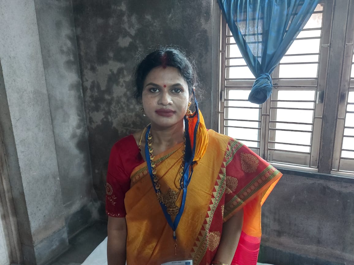 স্ত্রী সুচন্দ্রা বিশ্বাস বলেন আমার কাছে এটাই বড় প্রাপ্তি স্বরাষ্ট্রমন্ত্রীকে নিজের হাতে খাবার পরিবেশন করেছি।স্টোরি:: সোমরাজ বন্দ্যোপাধ্যায় স্ত্রী সুচন্দ্রা বিশ্বাস বলেন আমার কাছে এটাই বড় প্রাপ্তি স্বরাষ্ট্রমন্ত্রীকে নিজের হাতে খাবার পরিবেশন করেছি।স্টোরি:: সোমরাজ বন্দ্যোপাধ্যায়