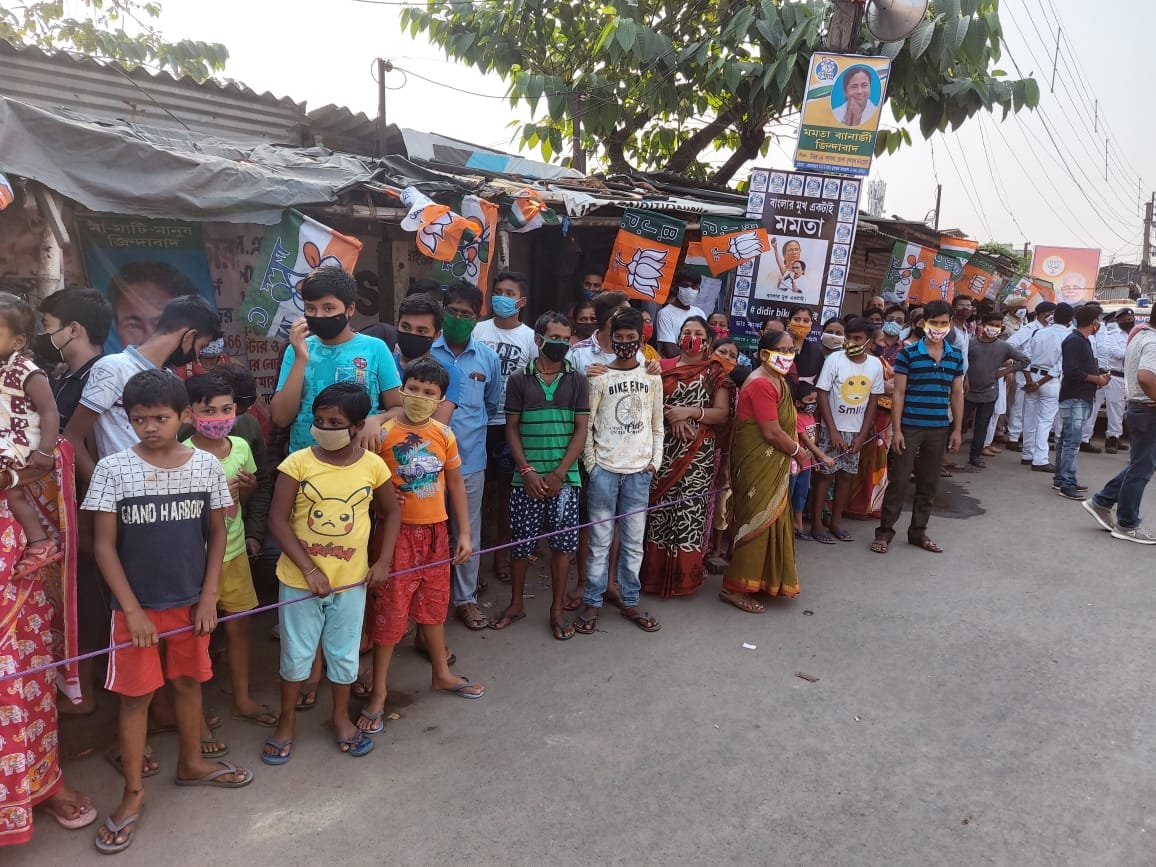 নবীন বিশ্বাসের দাবি কেন্দ্রীয় স্বরাষ্ট্রমন্ত্রী তাকে জানিয়েছেন বিজেপি এখানে ক্ষমতায় এলে খেটে খাওয়া মানুষের জন্য কাজ করবেন। উদ্বাস্তুদের নাগরিকত্ব দেওয়ার বিষয় নিয়ে সরাসরি কেন্দ্রীয় স্বরাষ্ট্রমন্ত্রী কিছু না বললেও ইঙ্গিত দিয়ে গেছেন বলেই দাবি নবীন বিশ্বাসের।স্টোরি: সোমরাজ বন্দ্যোপাধ্যায় নবীন বিশ্বাসের দাবি কেন্দ্রীয় স্বরাষ্ট্রমন্ত্রী তাকে জানিয়েছেন বিজেপি এখানে ক্ষমতায় এলে খেটে খাওয়া মানুষের জন্য কাজ করবেন। উদ্বাস্তুদের নাগরিকত্ব দেওয়ার বিষয় নিয়ে সরাসরি কেন্দ্রীয় স্বরাষ্ট্রমন্ত্রী কিছু না বললেও ইঙ্গিত দিয়ে গেছেন বলেই দাবি নবীন বিশ্বাসের।স্টোরি: সোমরাজ বন্দ্যোপাধ্যায়